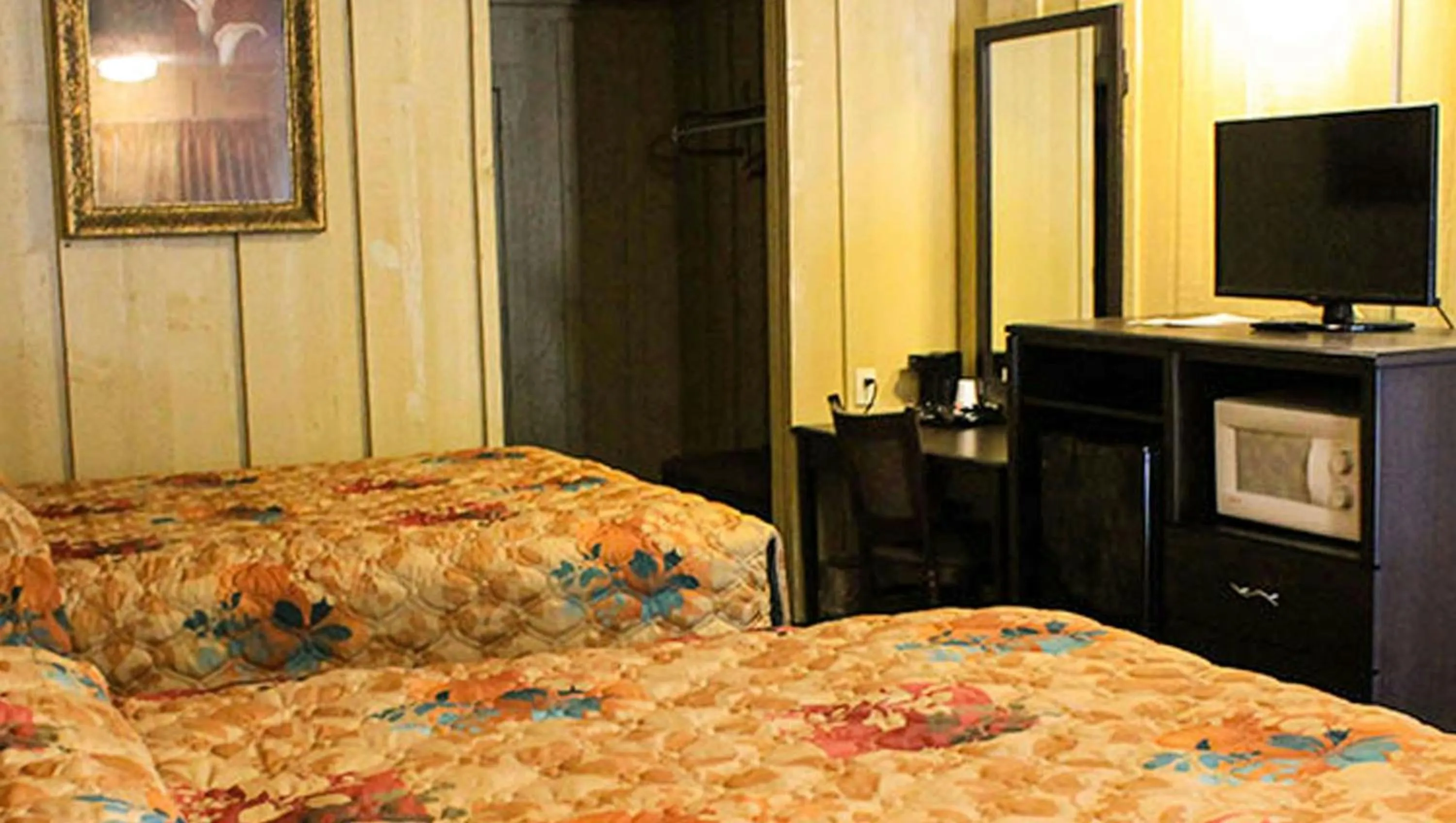Bed in Charles Wesley Motor Lodge Downtown Broken Bow- Hochatown