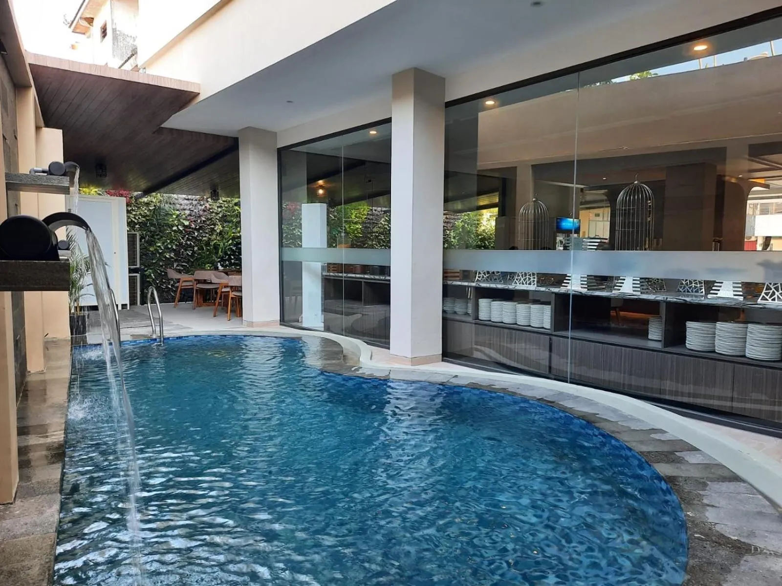 Swimming pool in Front One Gosyen Hotel Salatiga