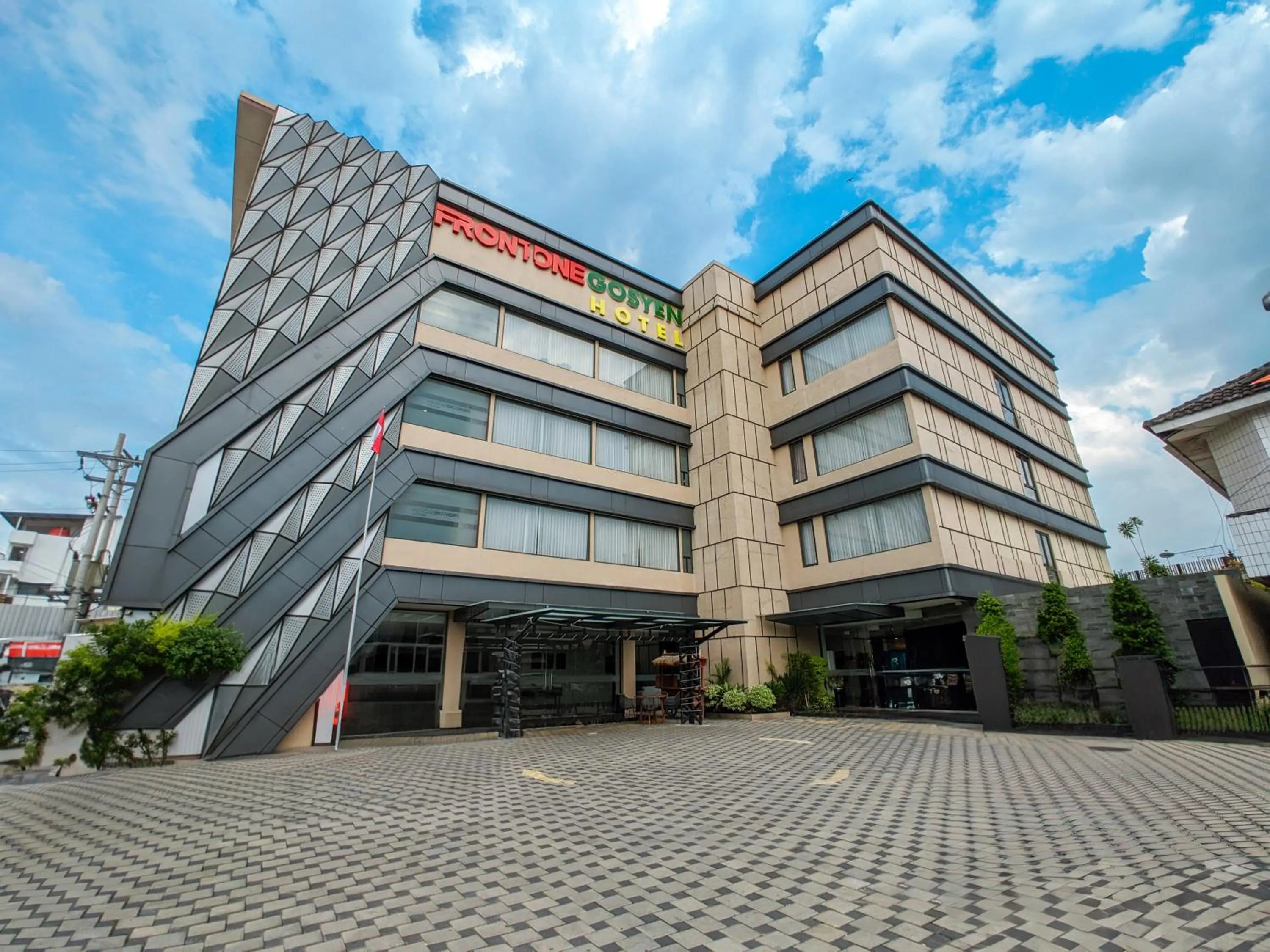 Property building in Front One Gosyen Hotel Salatiga