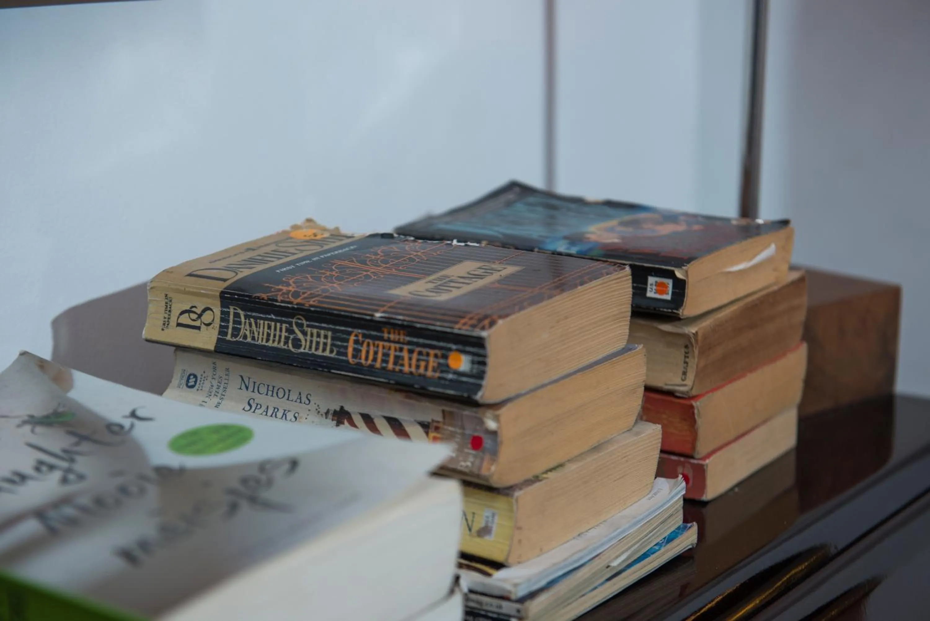 Library in Villa Escondite - The Hotel