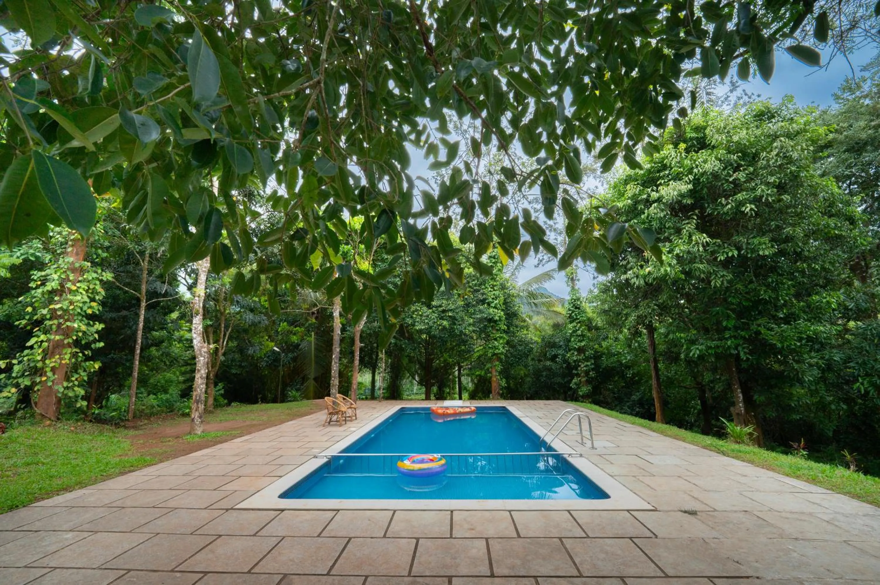 Swimming pool in Misty Heights by The Sanihara