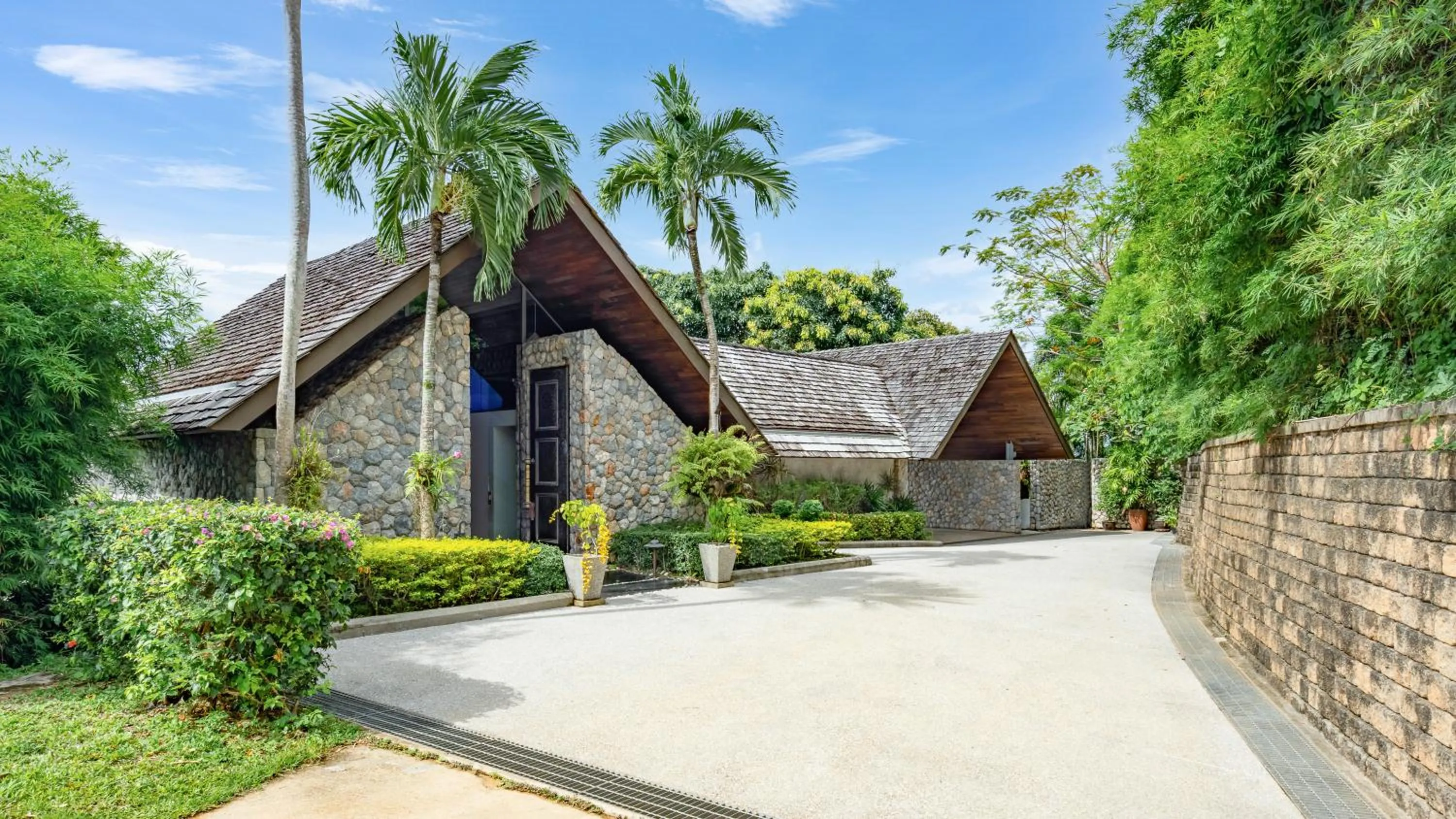 Property building in Villa Rom Trai