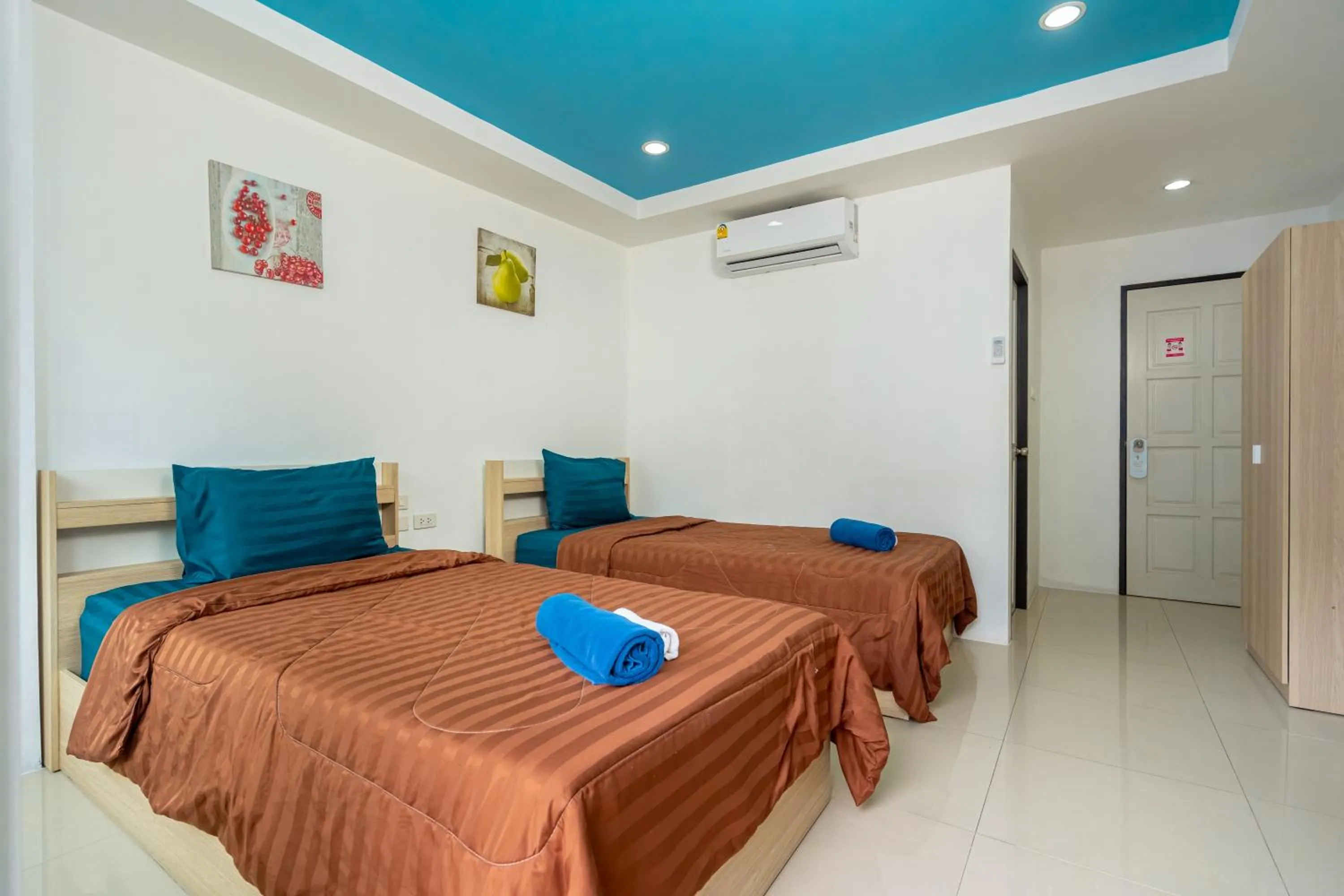 Photo of the whole room, Bed in Nice to meat you Rooms