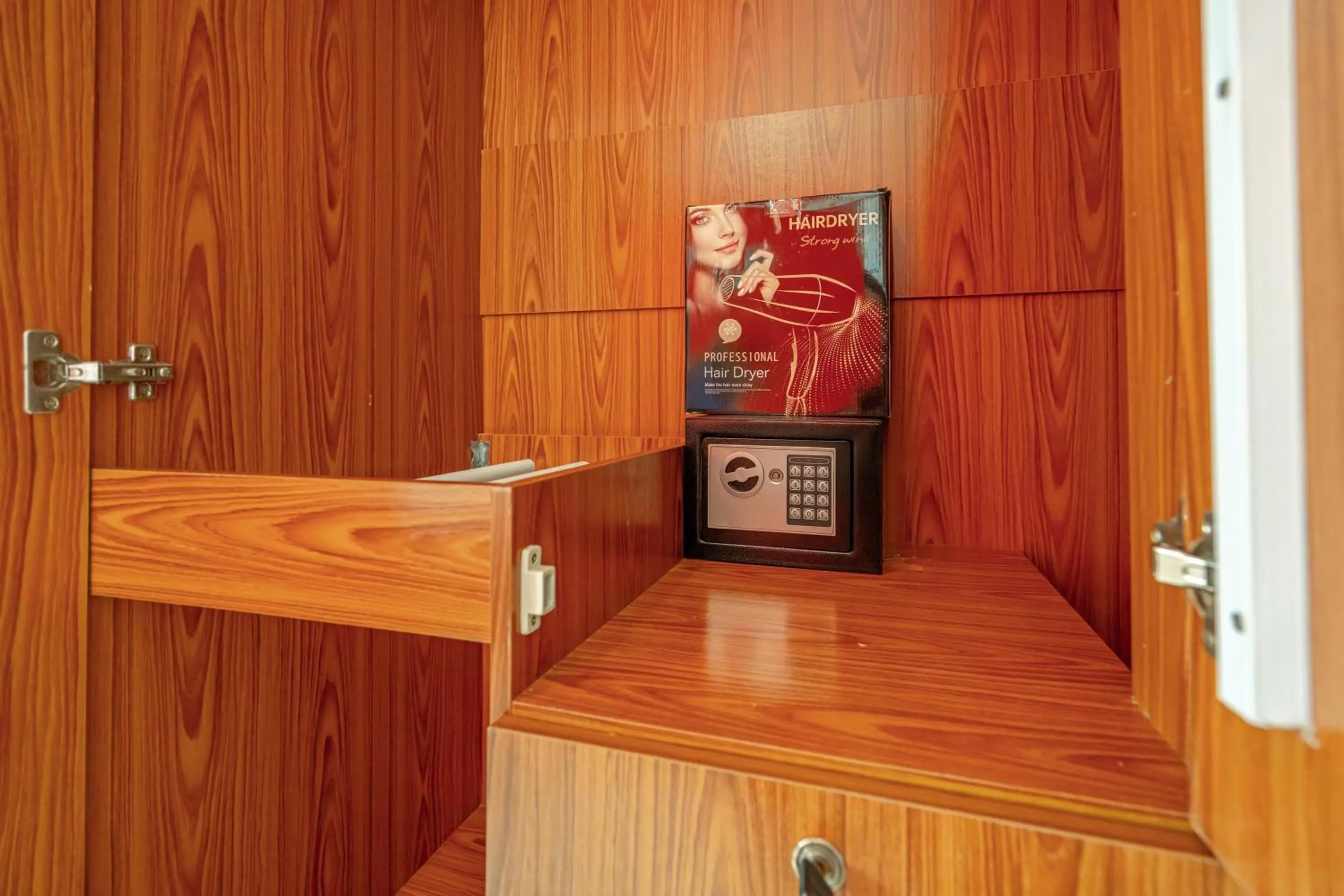 wardrobe in Nice to meat you Rooms