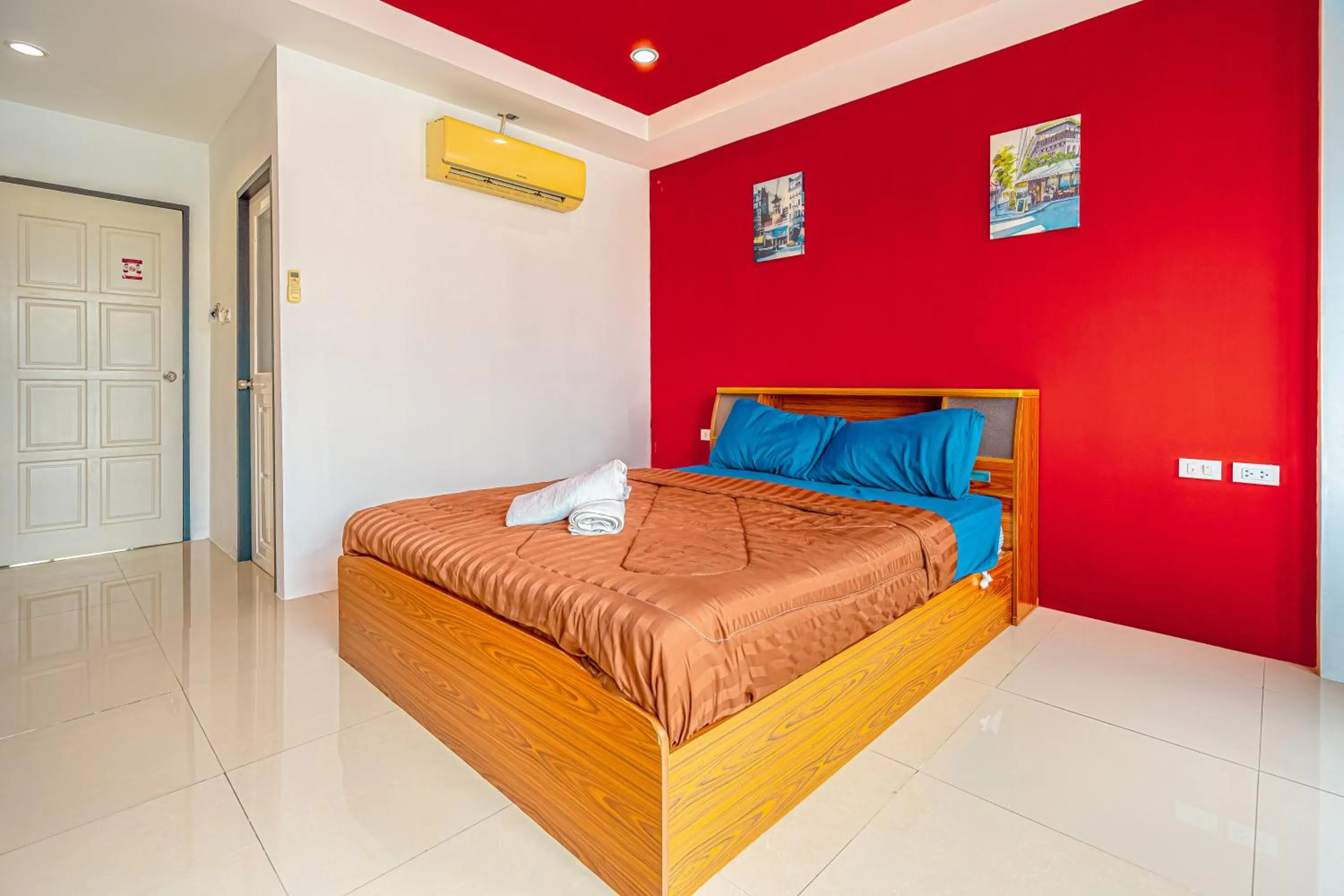 Photo of the whole room, Bed in Nice to meat you Rooms