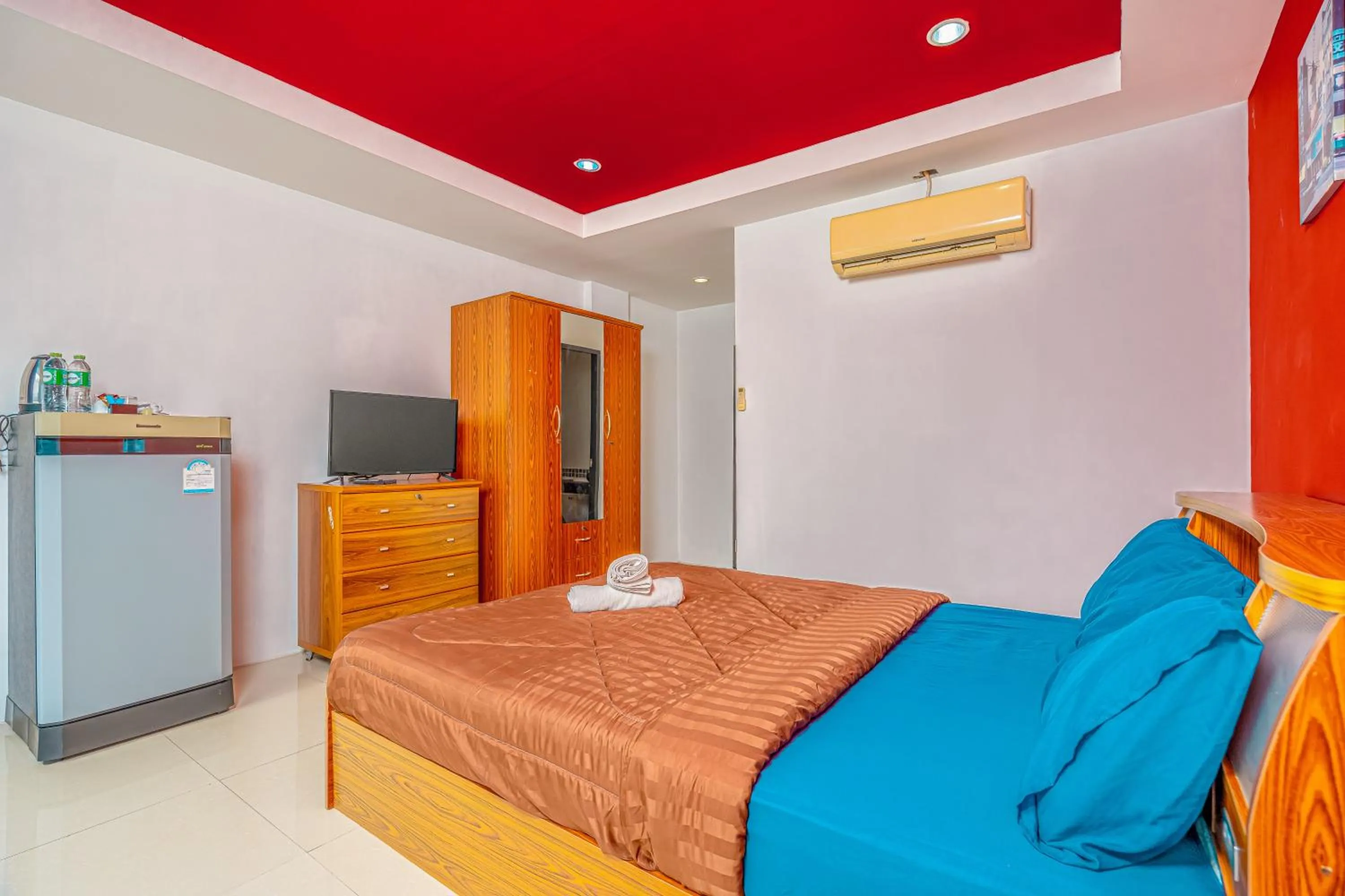 Photo of the whole room, Bed in Nice to meat you Rooms