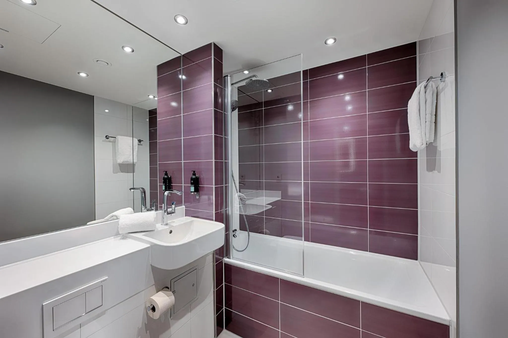 Bathroom in Premier Inn Regensburg City Centre