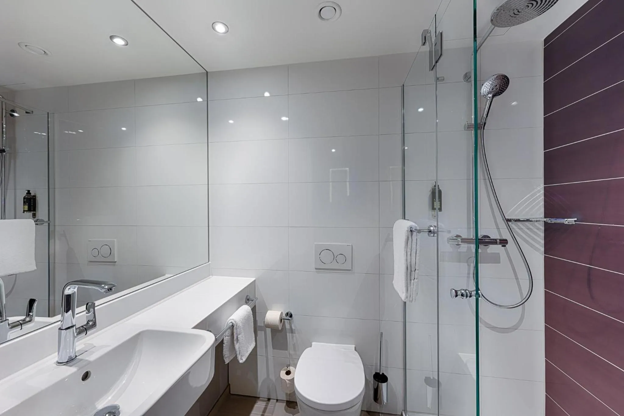 Bathroom in Premier Inn Regensburg City Centre