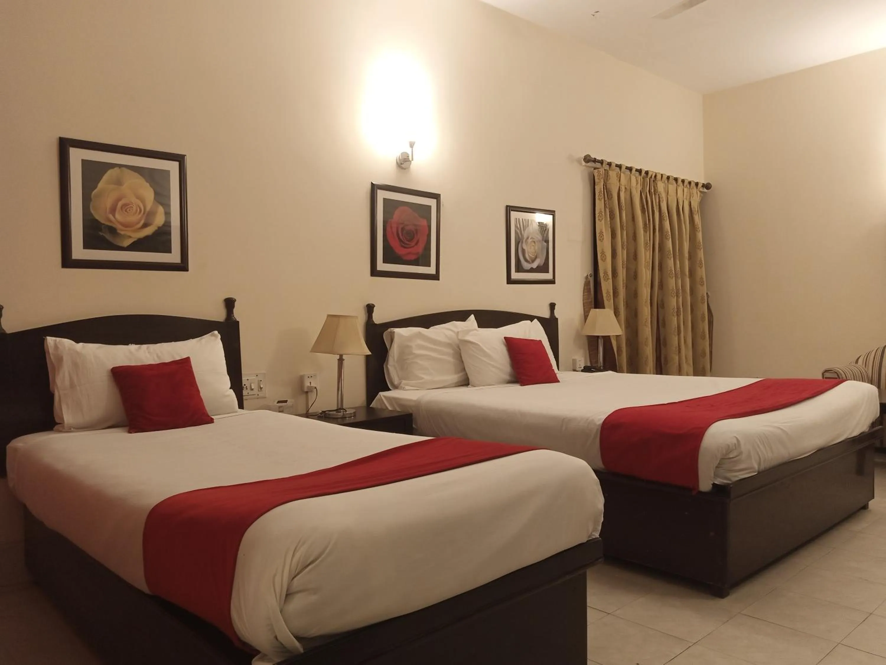 Bed in Herfa INN Hotel Lahore