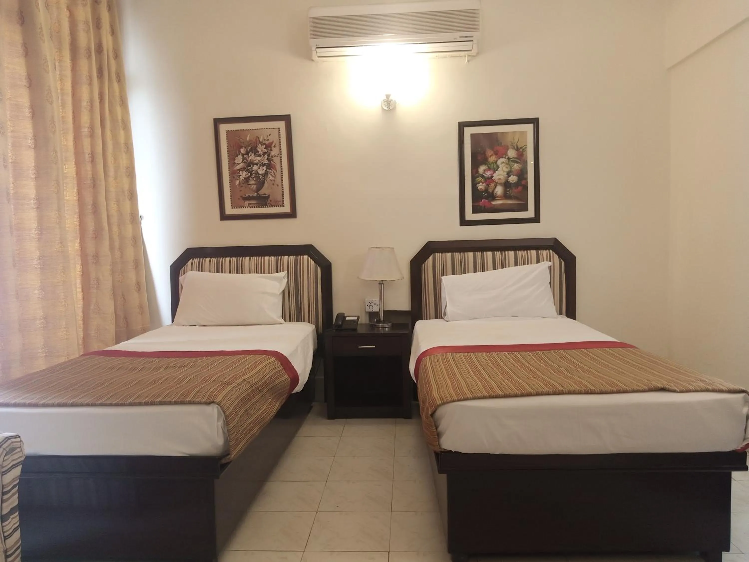 Bed in Herfa INN Hotel Lahore