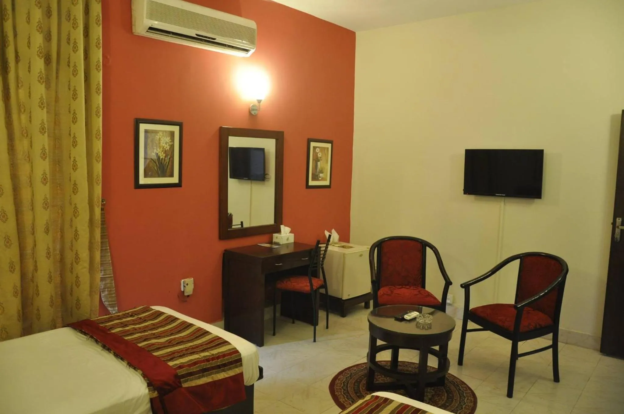 Bed in Herfa INN Hotel Lahore