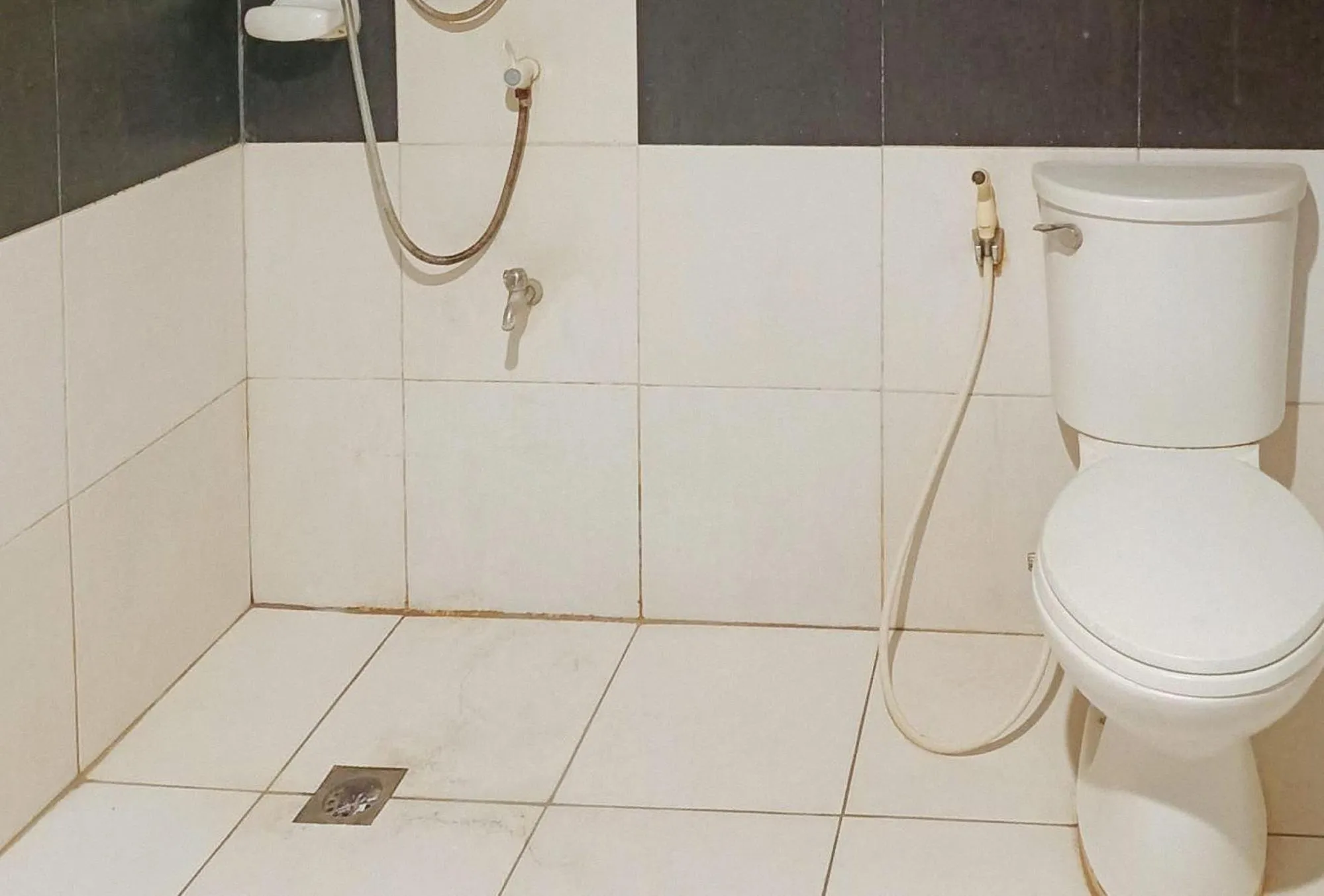 Shower in RedDoorz @ Nena's Hotel Dagupan City