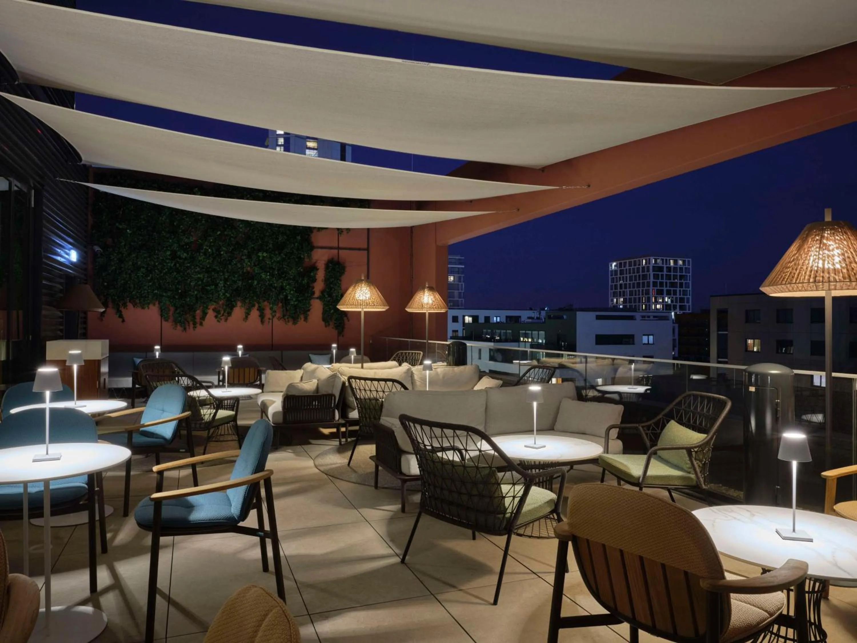 Lounge or bar in Radisson Hotel Budapest BudaPart