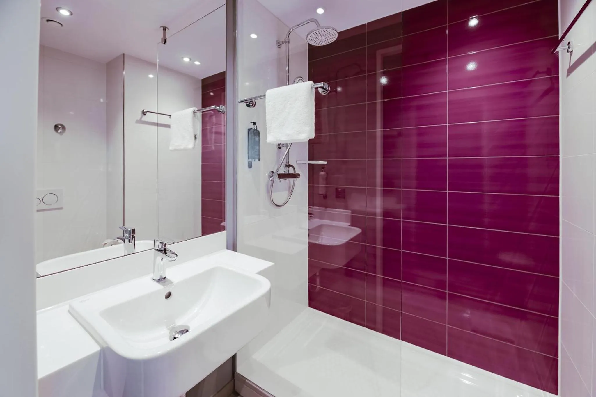 Bathroom in Premier Inn Karlsruhe City Am Wasserturm