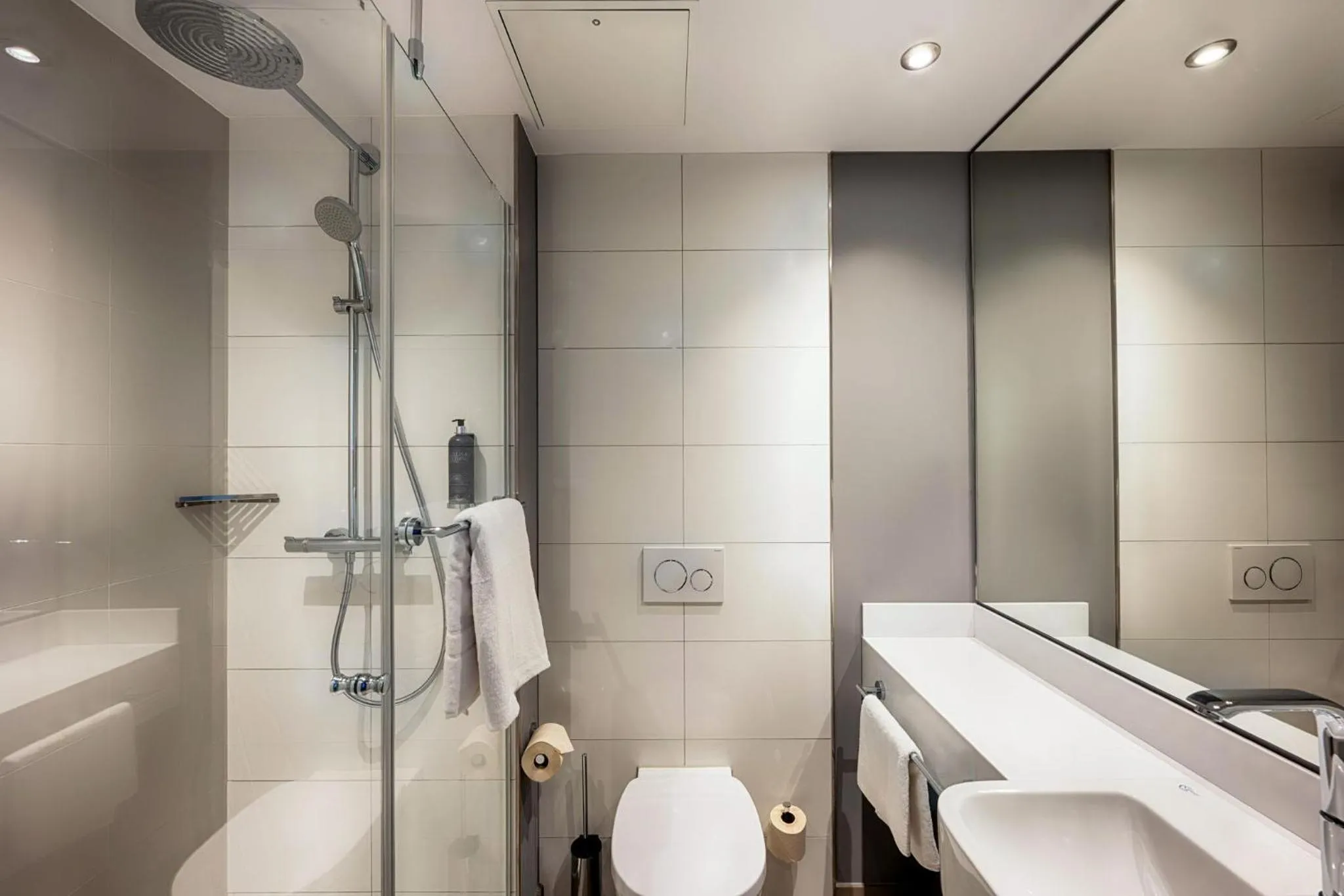 Bathroom in Premier Inn Darmstadt City Centre