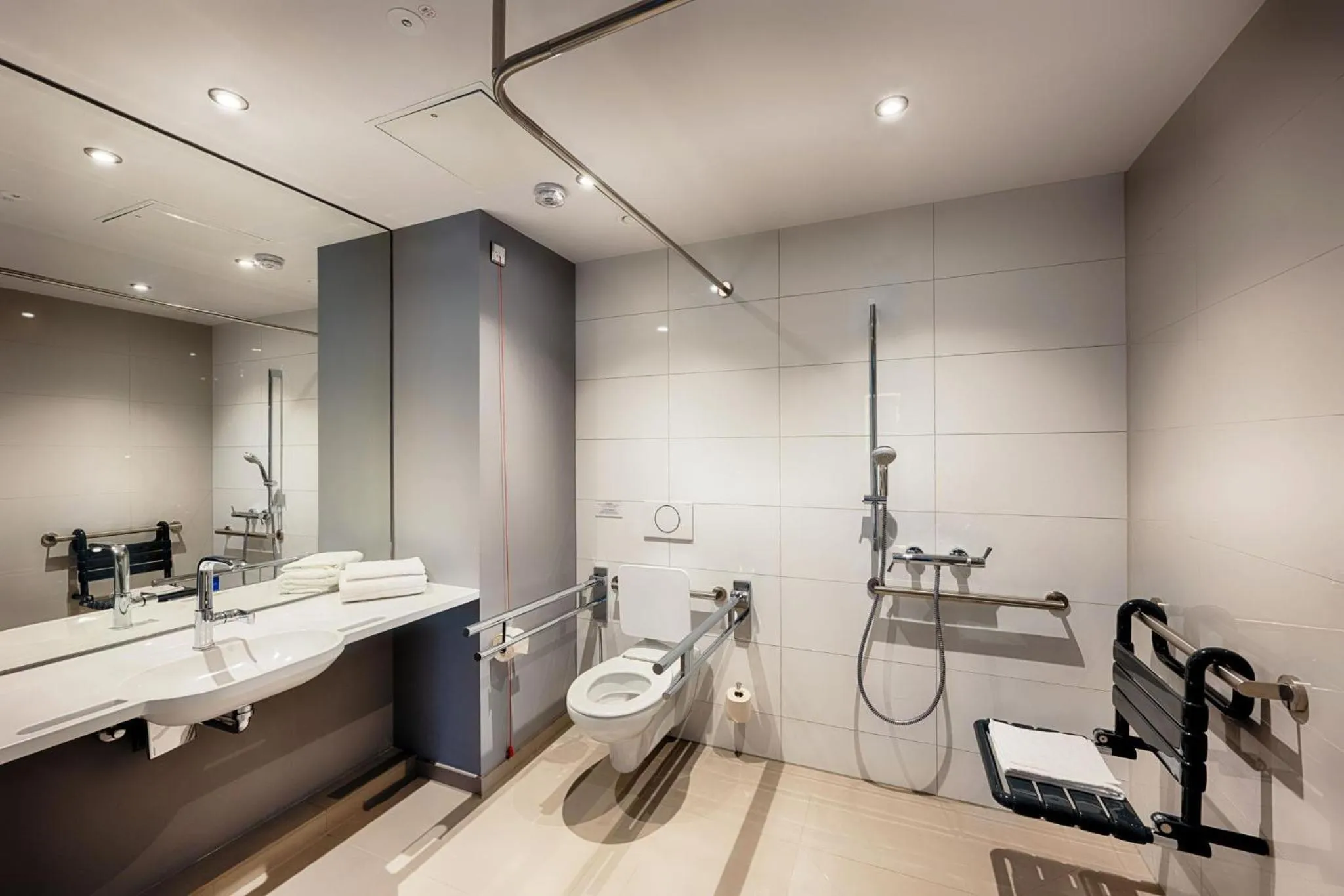 Bathroom in Premier Inn Darmstadt City Centre