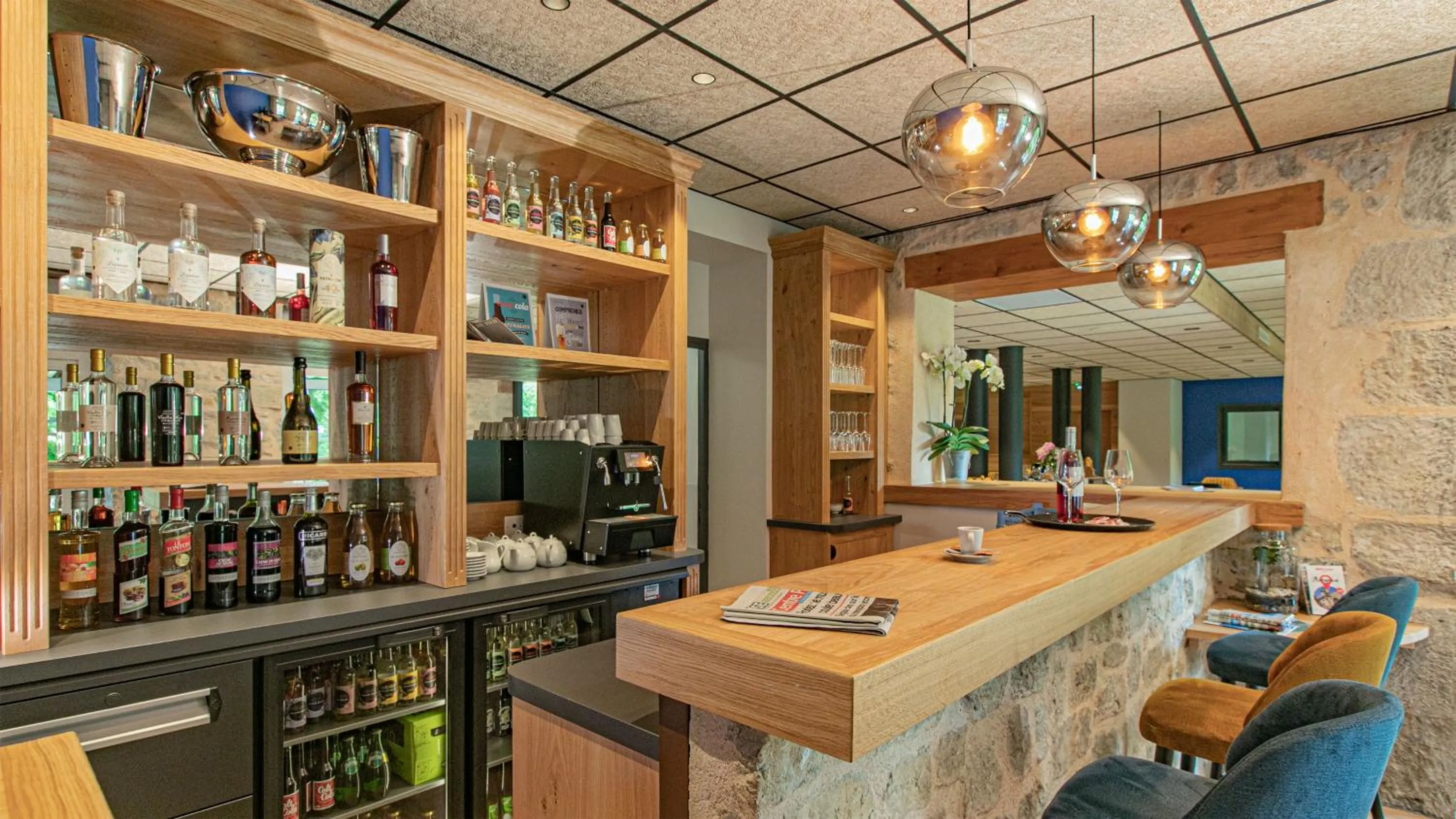 Lounge or bar in LOGIS HOTEL L'HÔTEL DES BAINS - Salles-la-Source