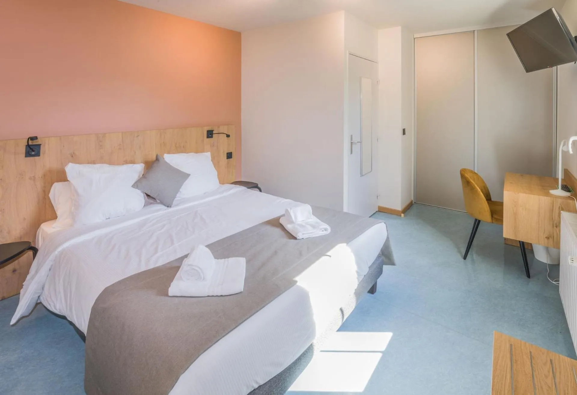 Bed in LOGIS HOTEL L'HÔTEL DES BAINS - Salles-la-Source