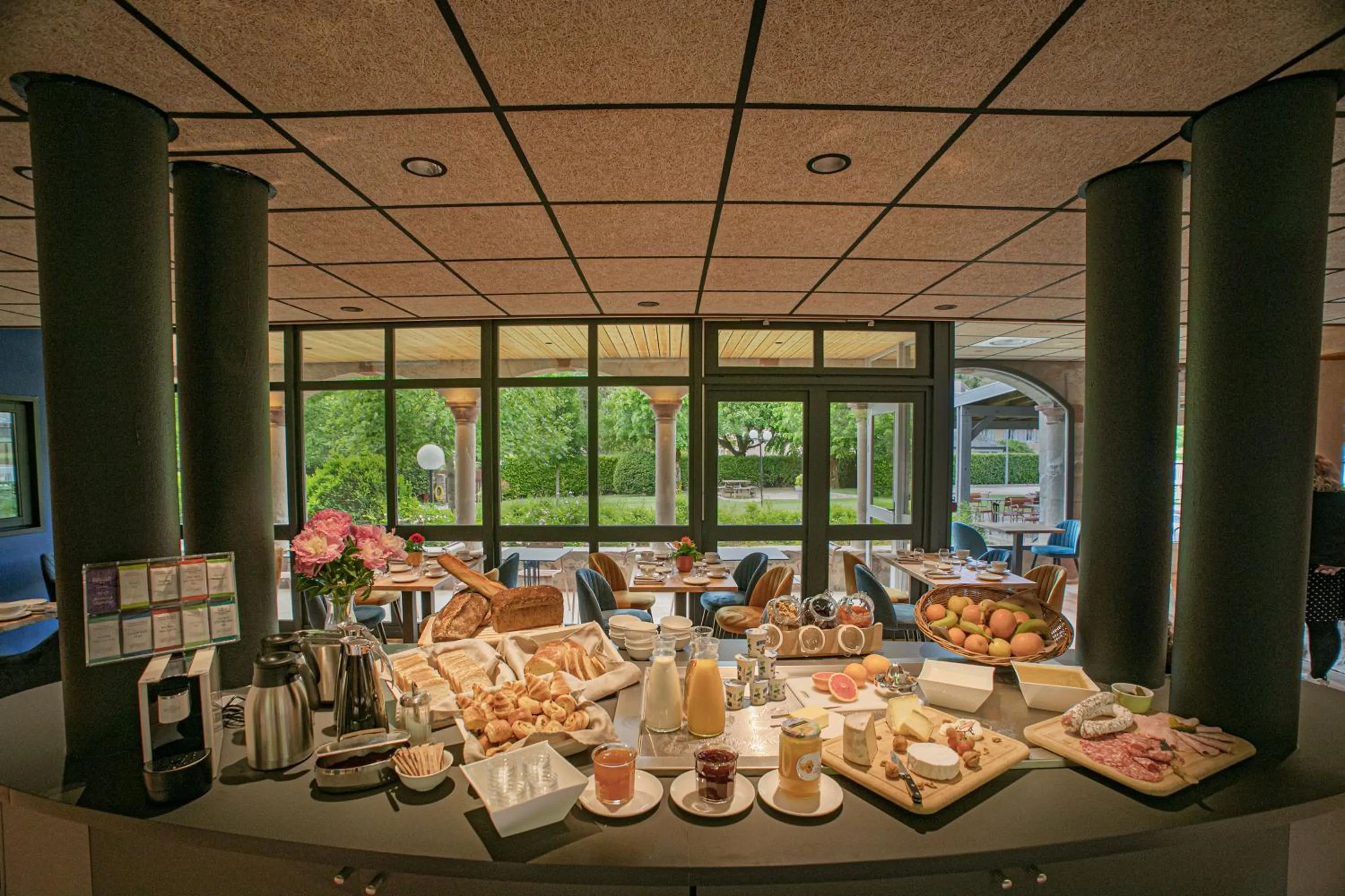 Buffet breakfast in LOGIS HOTEL L'HÔTEL DES BAINS - Salles-la-Source