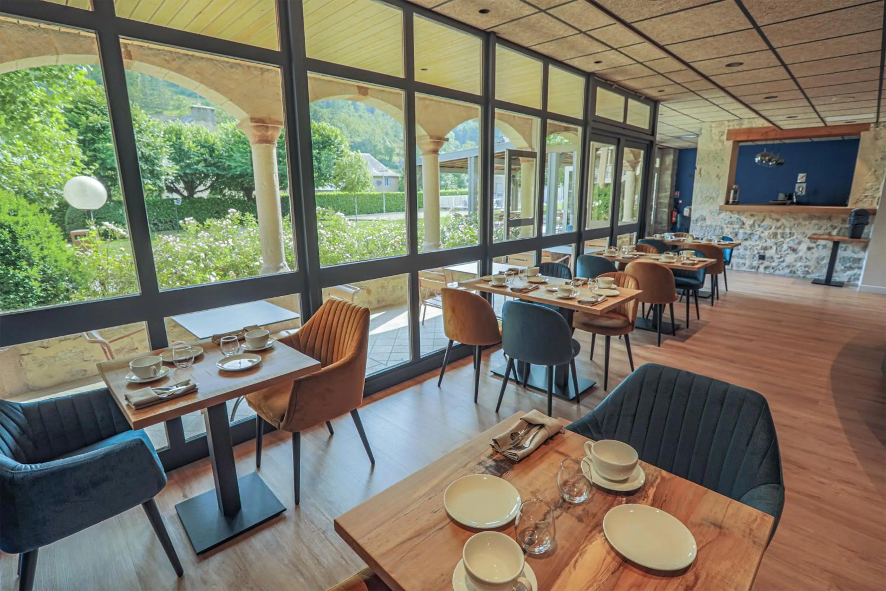 Restaurant/places to eat in LOGIS HOTEL L'HÔTEL DES BAINS - Salles-la-Source