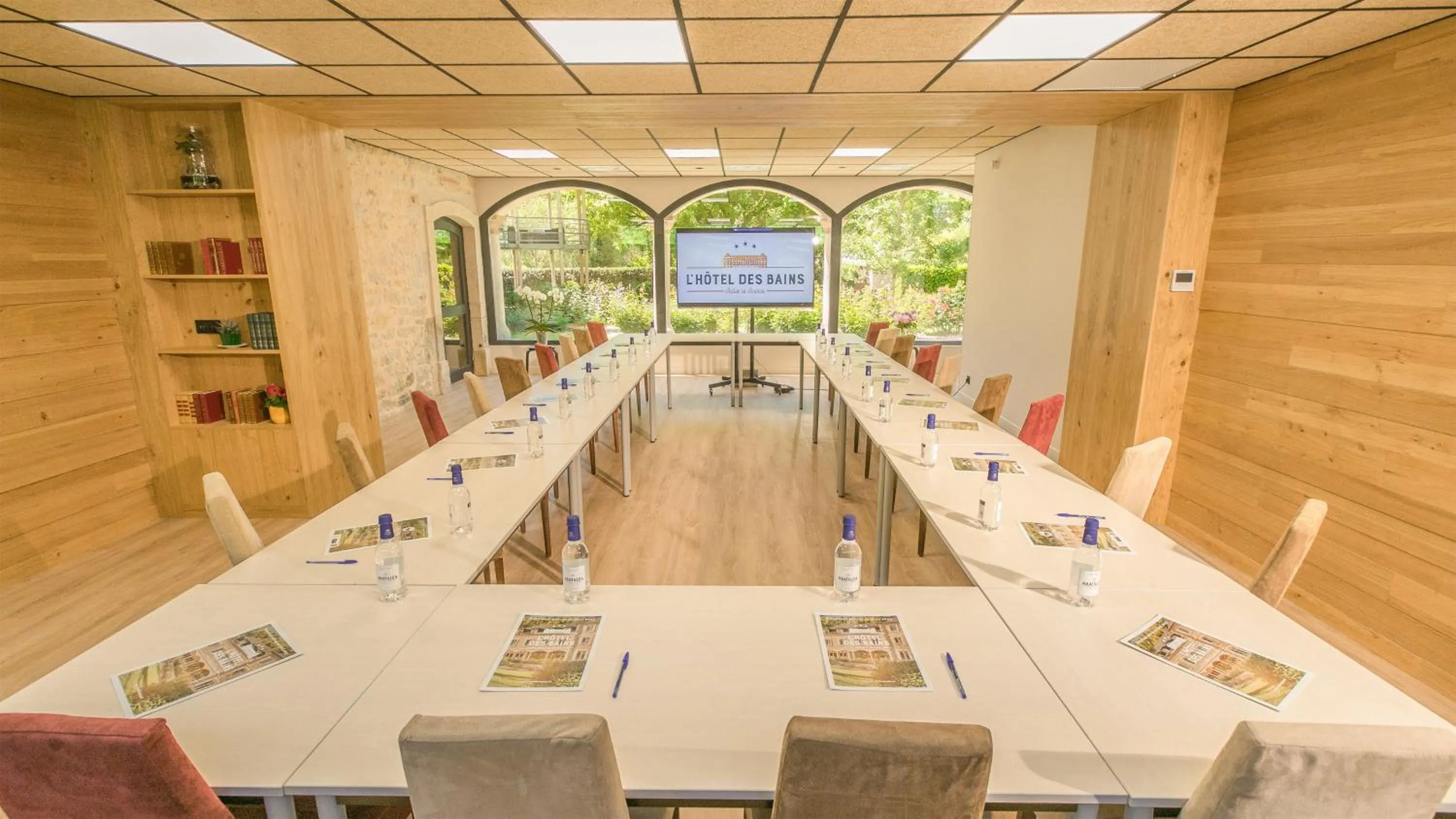 Meeting/conference room in LOGIS HOTEL L'HÔTEL DES BAINS - Salles-la-Source