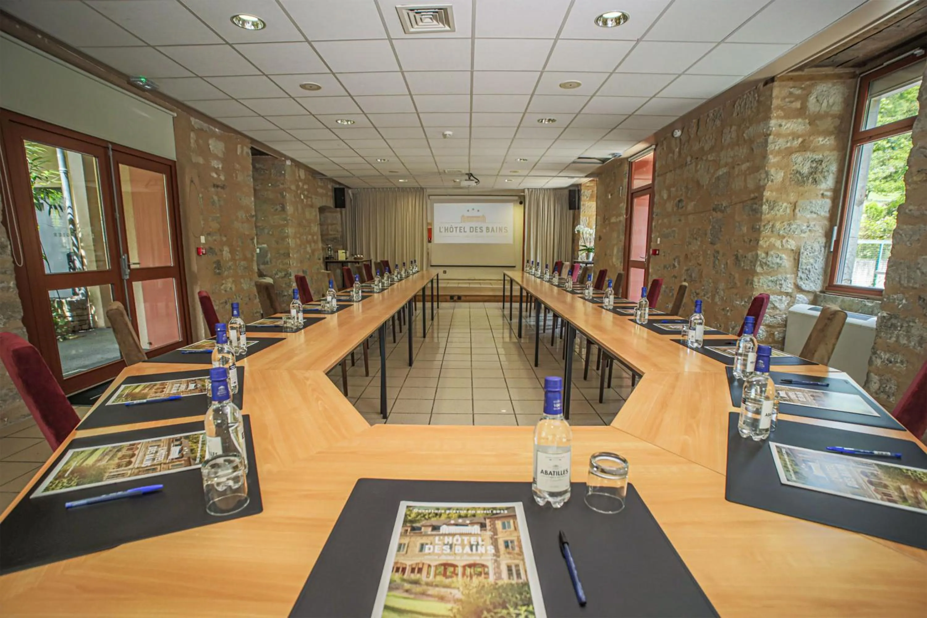 Meeting/conference room in LOGIS HOTEL L'HÔTEL DES BAINS - Salles-la-Source