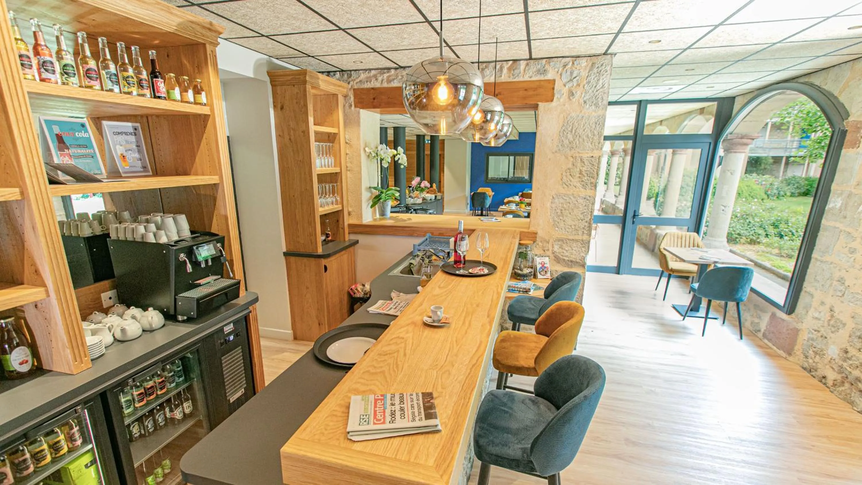 Lounge or bar in LOGIS HOTEL L'HÔTEL DES BAINS - Salles-la-Source