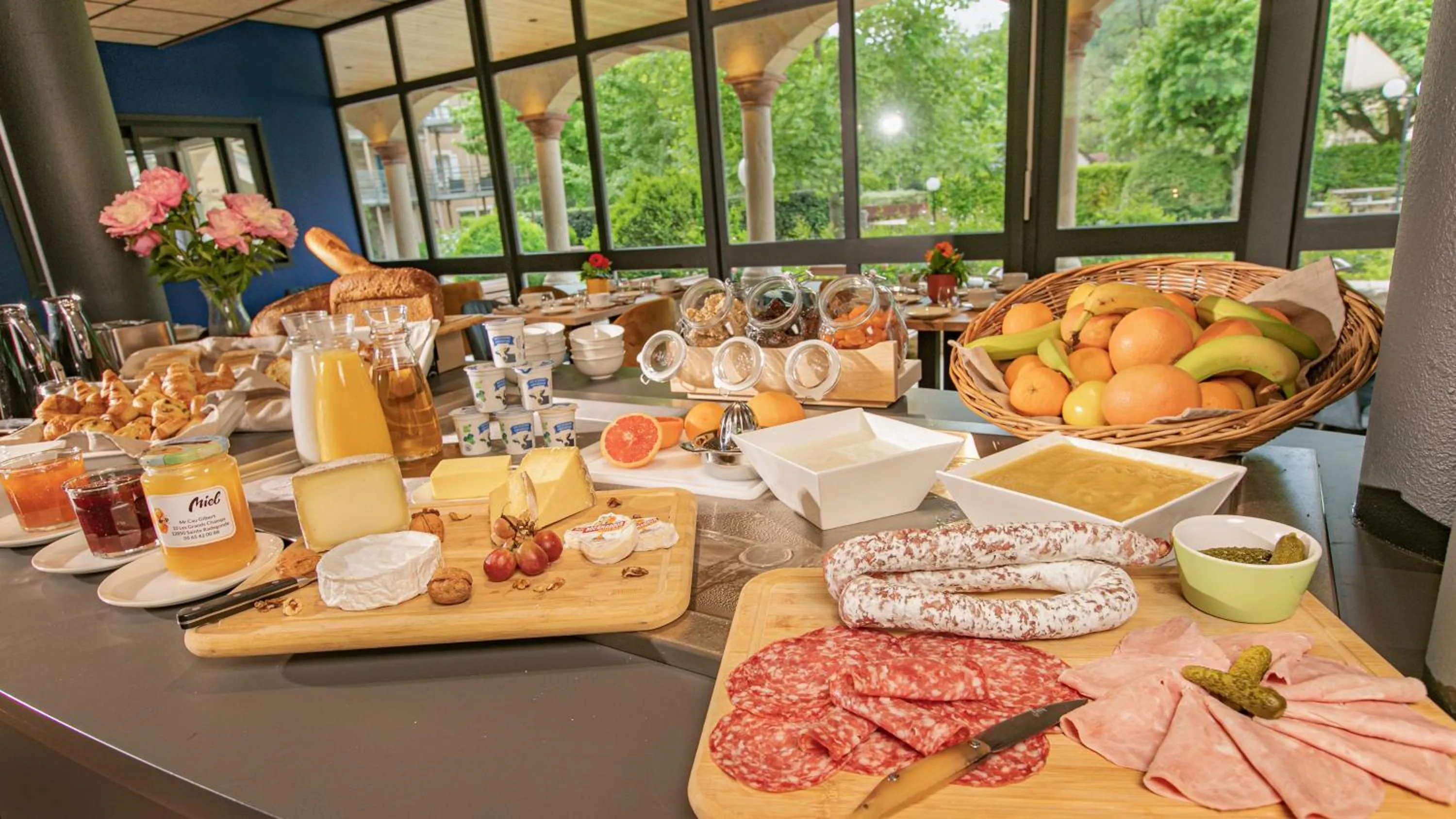 Continental breakfast in LOGIS HOTEL L'HÔTEL DES BAINS - Salles-la-Source