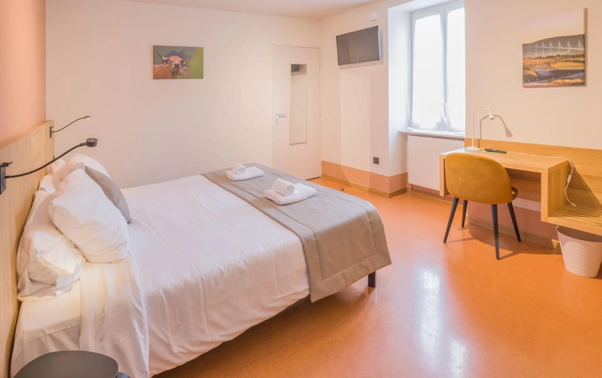 Bed in LOGIS HOTEL L'HÔTEL DES BAINS - Salles-la-Source