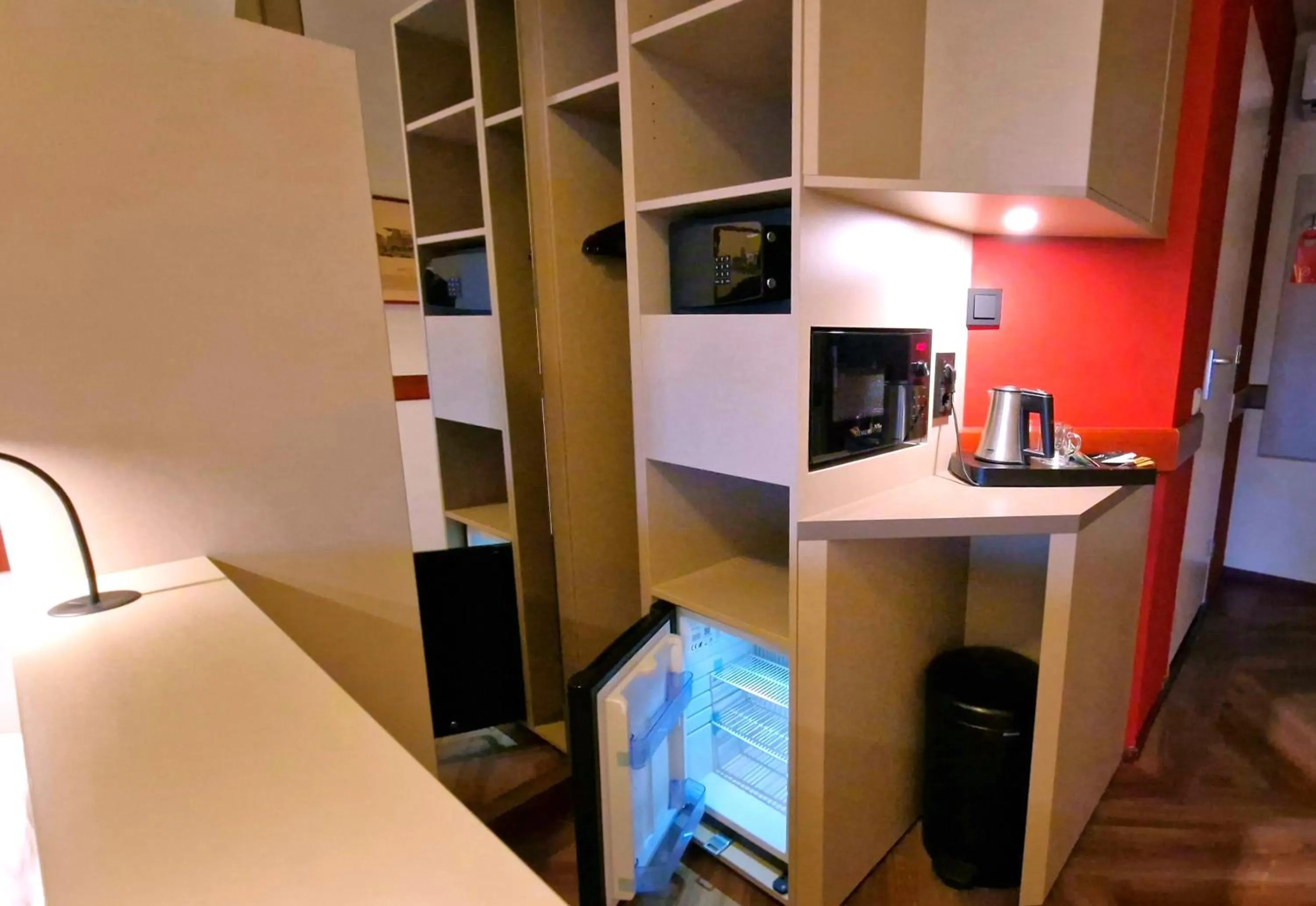 Coffee/tea facilities, Bed in A-Train Hotel