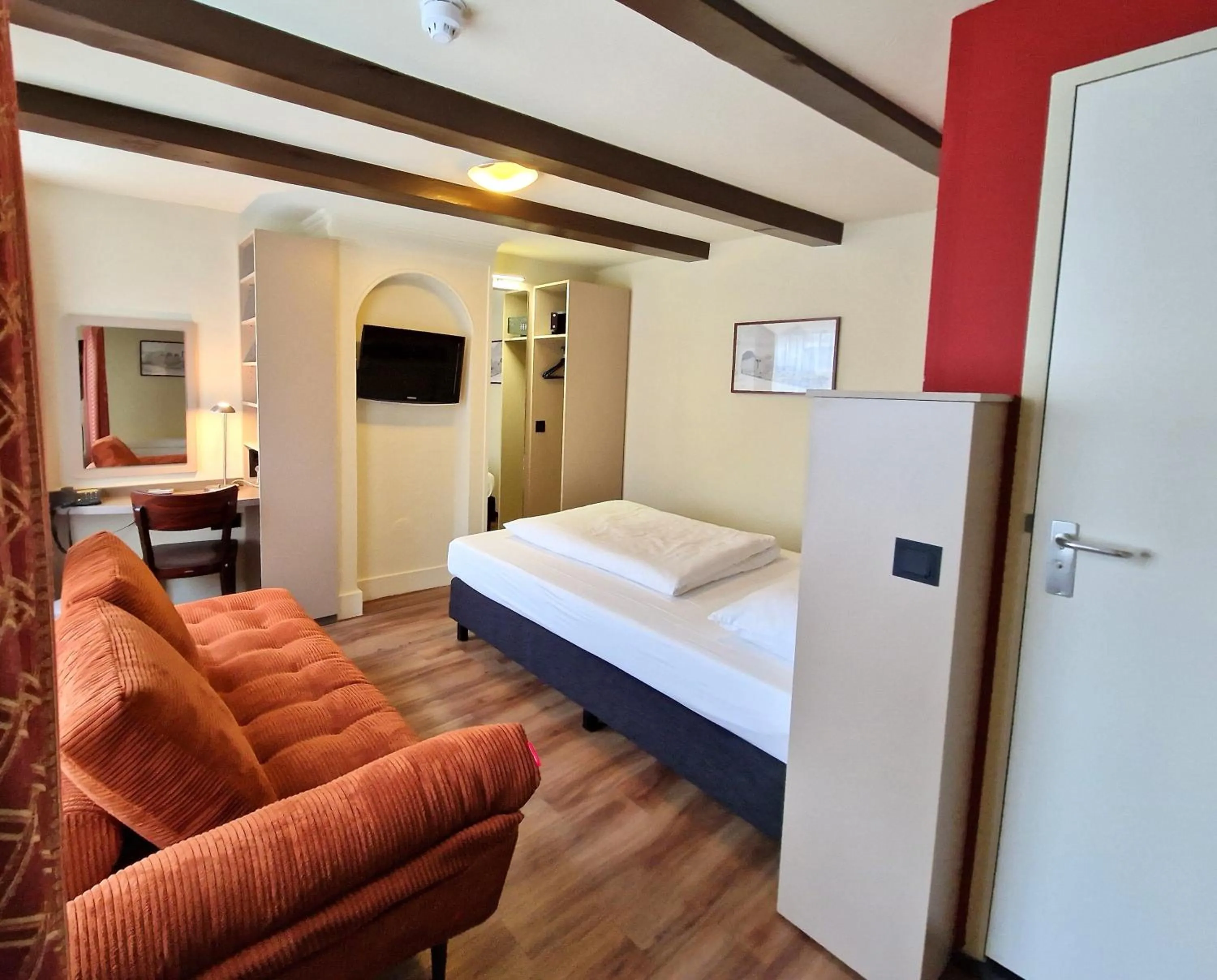 Photo of the whole room, Bed in A-Train Hotel