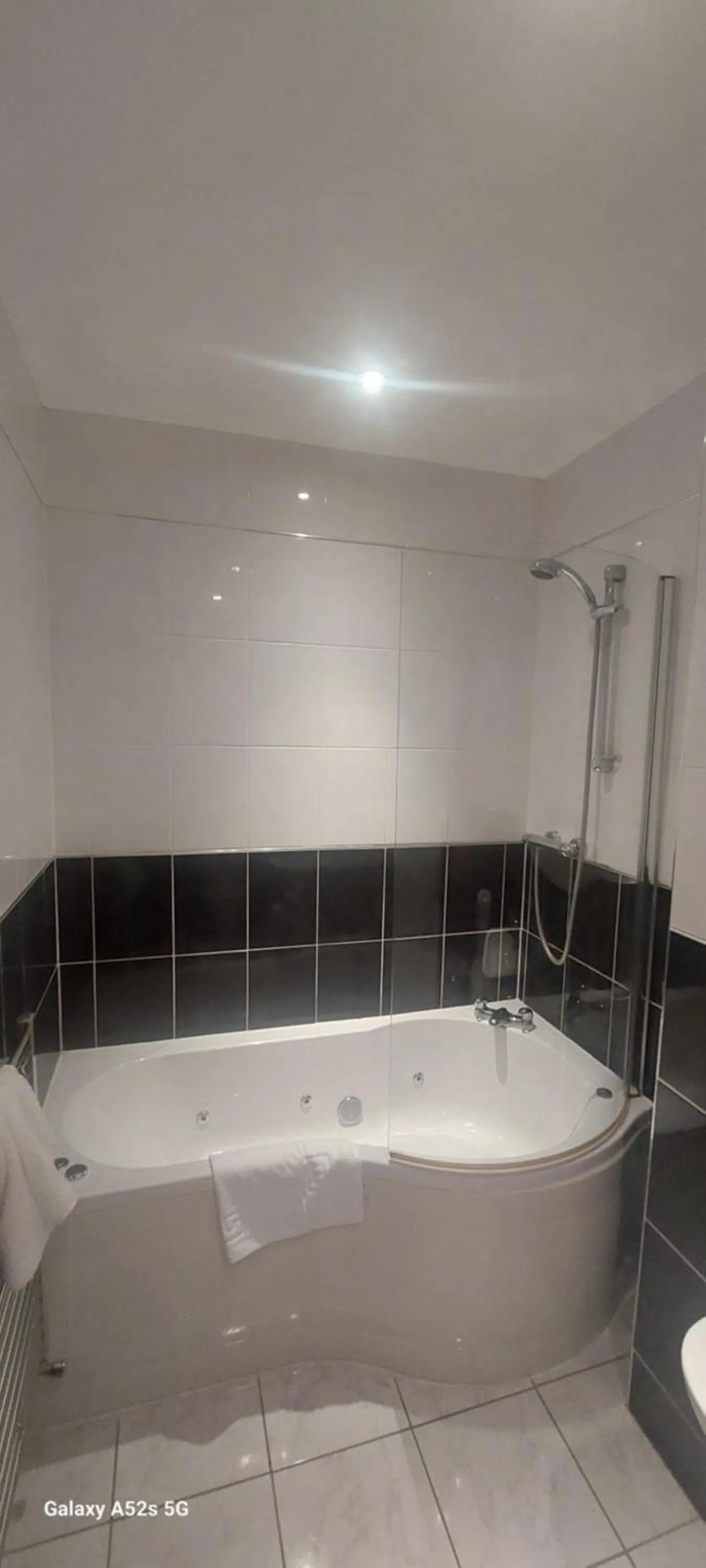 Bathroom in LONDONDERRYS Bar and Accommodation