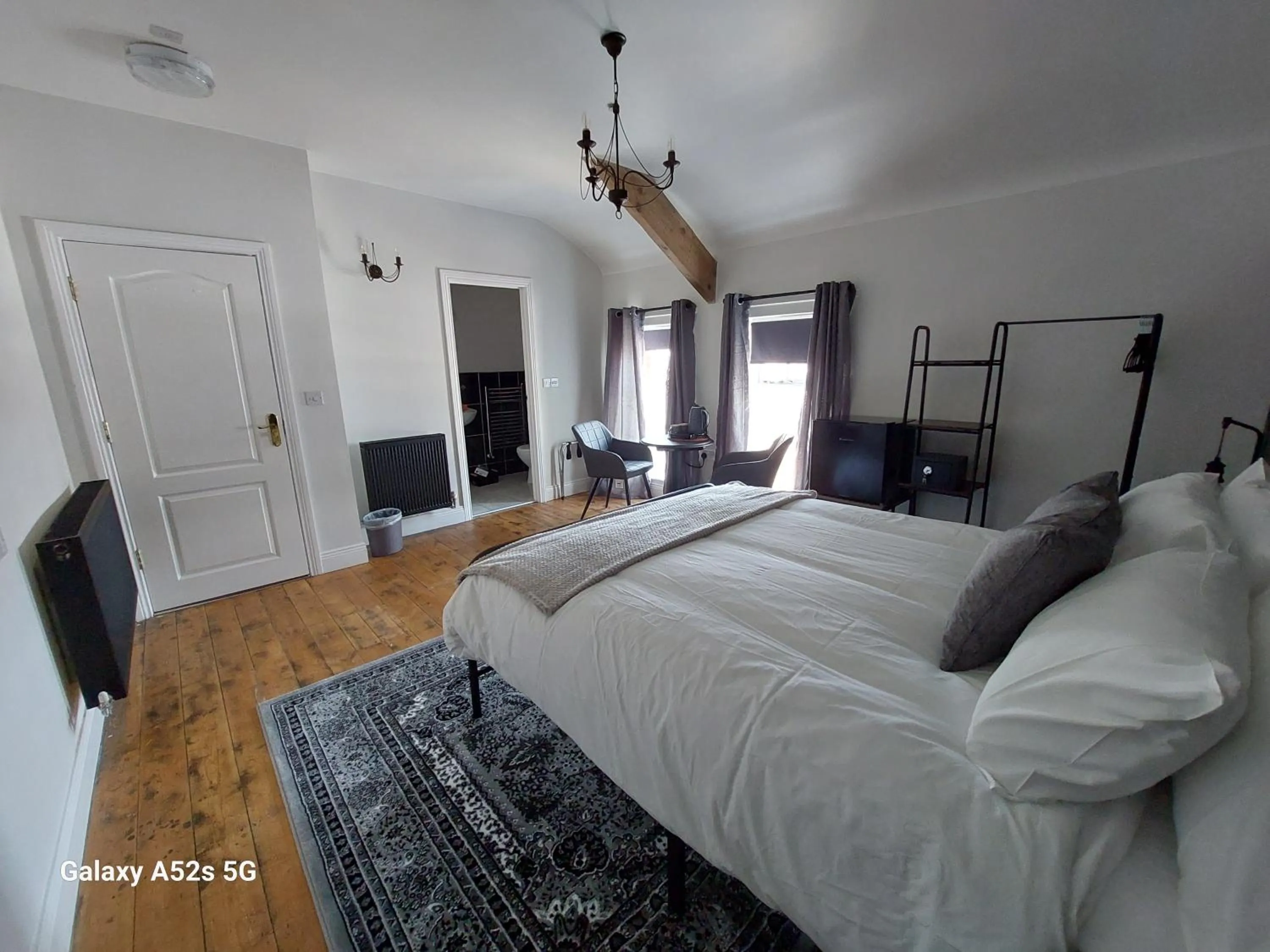 Photo of the whole room, Bed in LONDONDERRYS Bar and Accommodation