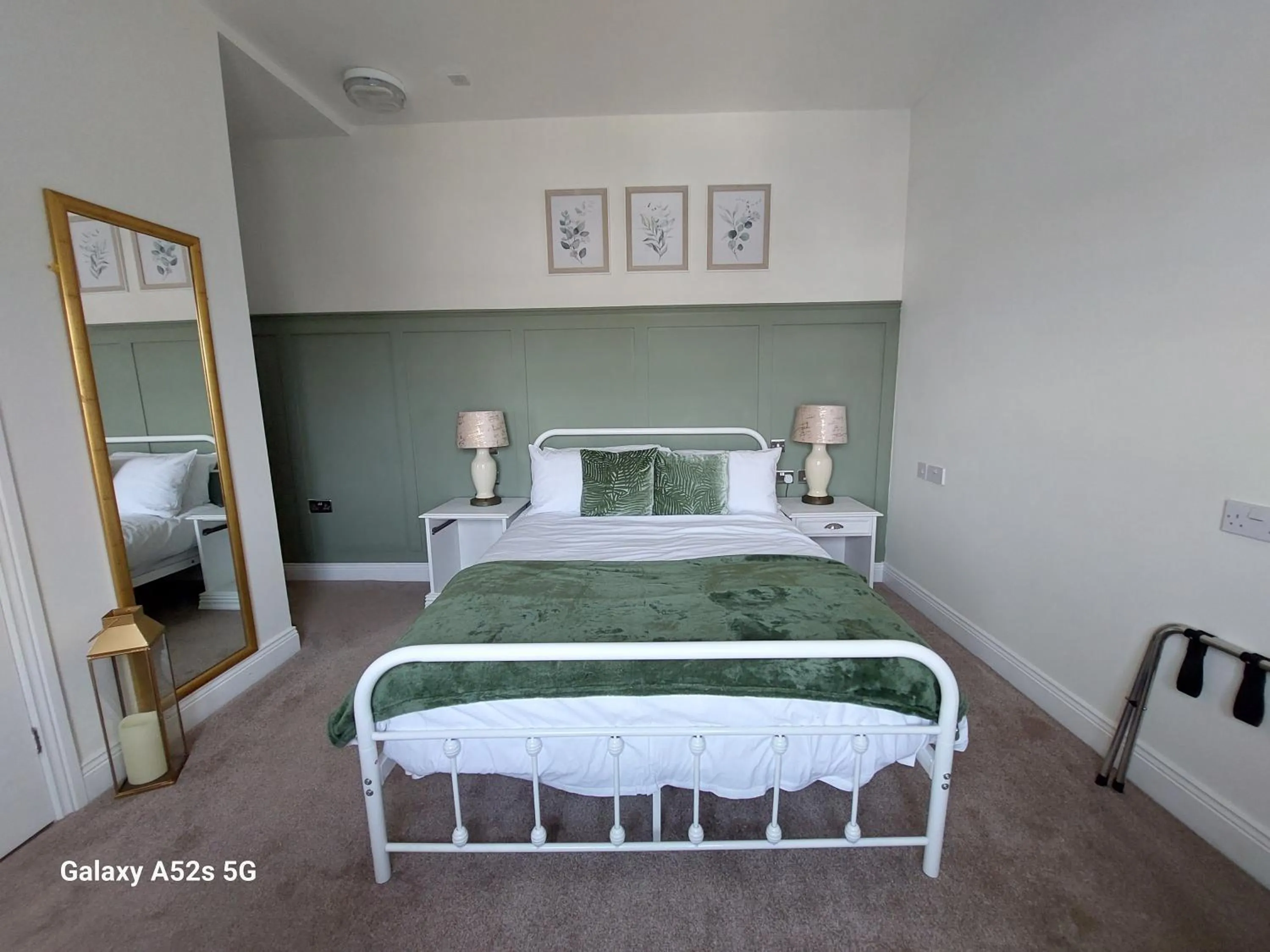 Bed in LONDONDERRYS Bar and Accommodation