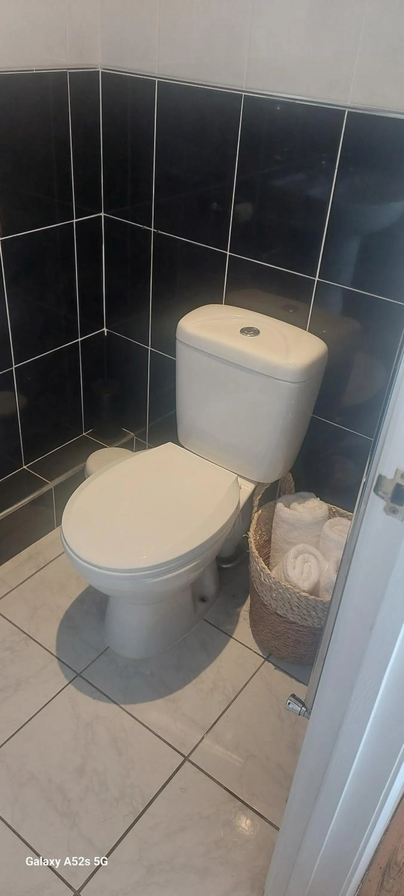 Toilet in LONDONDERRYS Bar and Accommodation