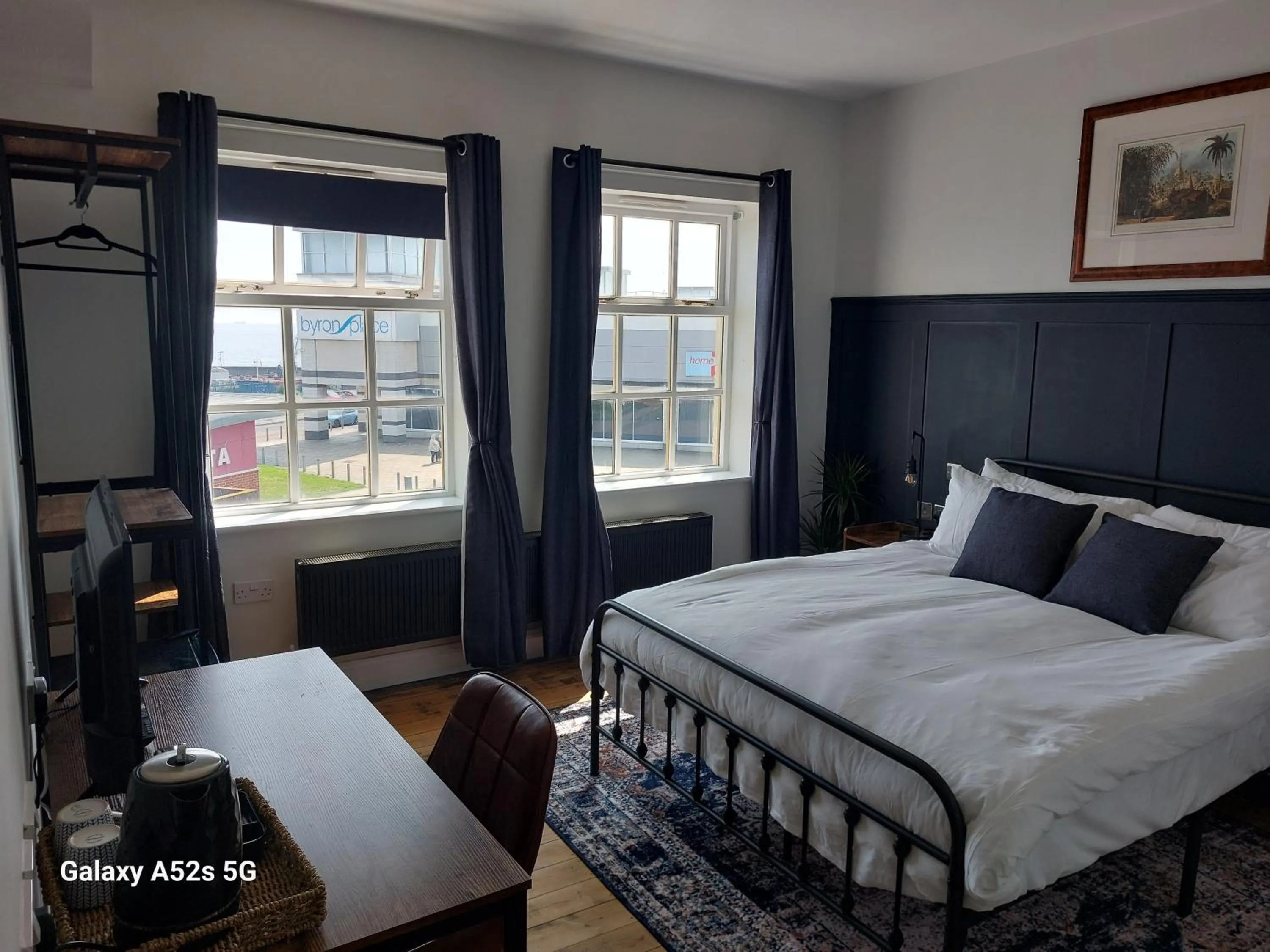 Bed in LONDONDERRYS Bar and Accommodation