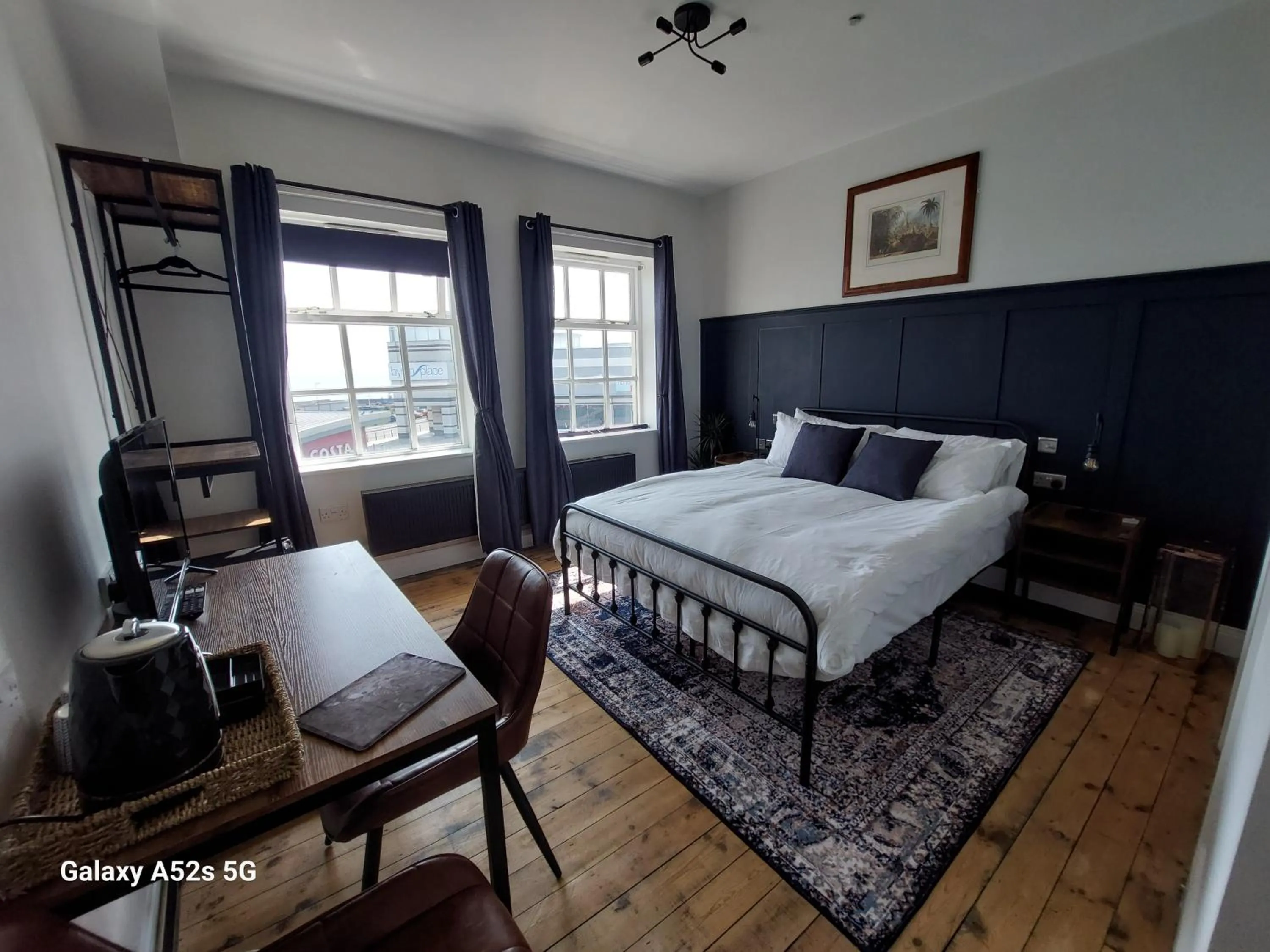 Photo of the whole room, Bed in LONDONDERRYS Bar and Accommodation