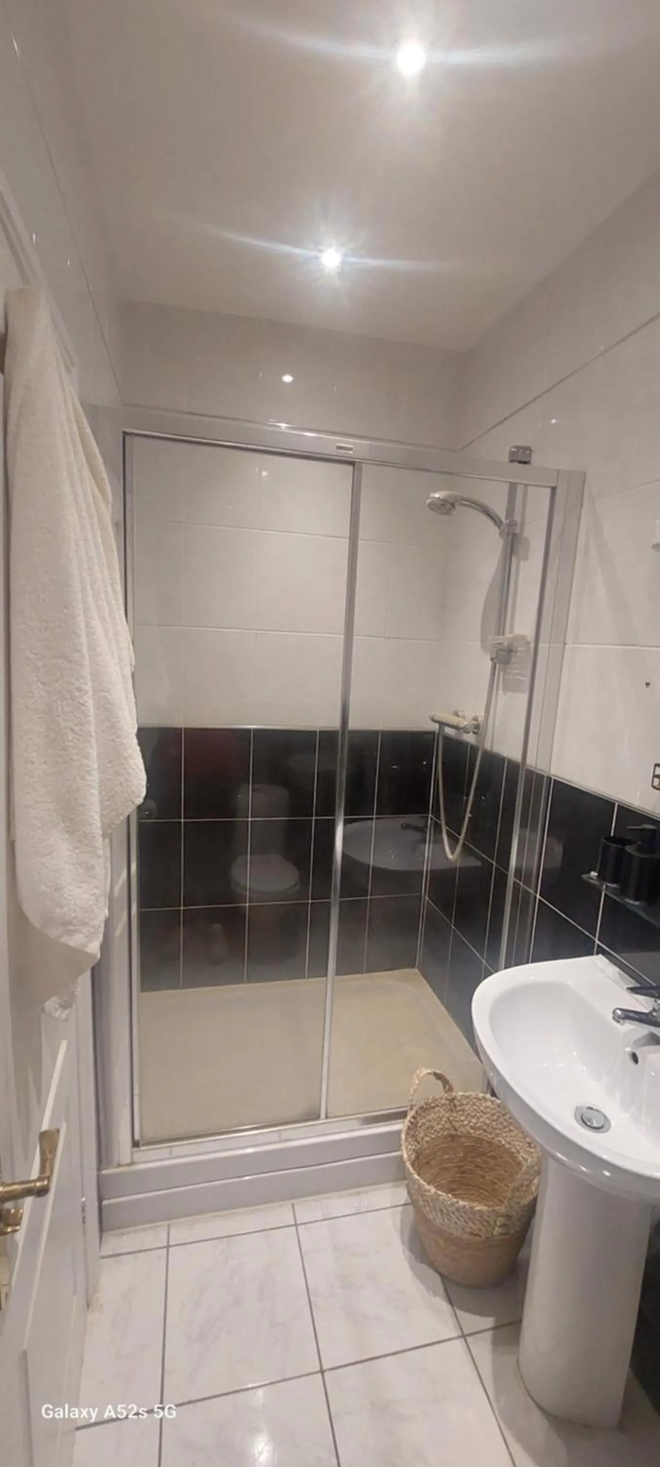 Shower in LONDONDERRYS Bar and Accommodation