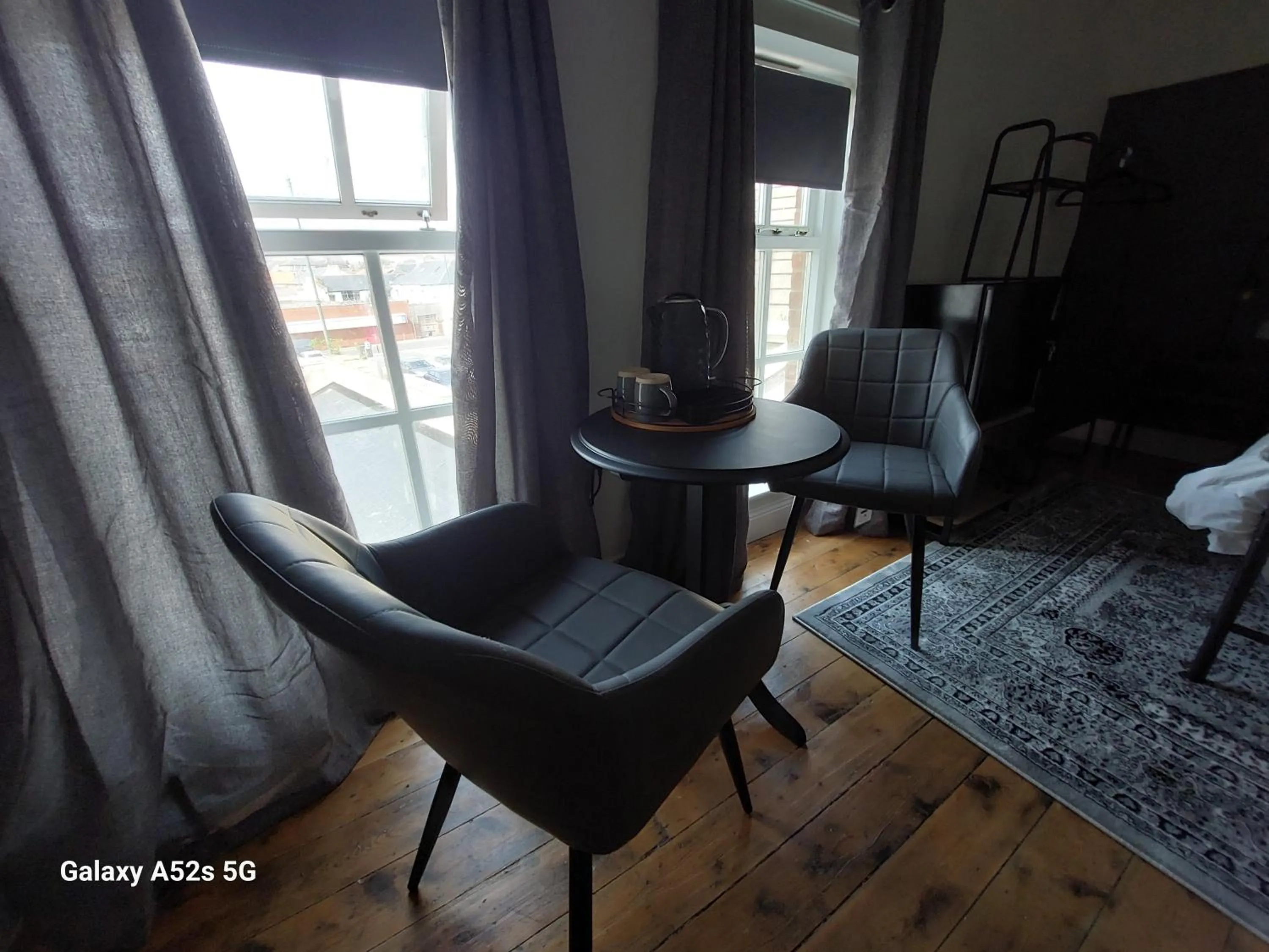 Seating area, Bed in LONDONDERRYS Bar and Accommodation