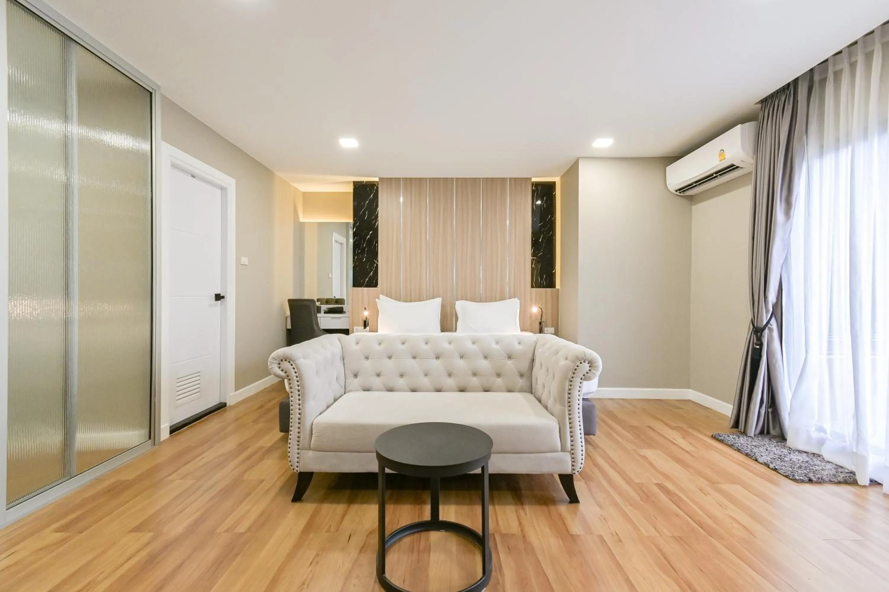 Bedroom, Bed in Shewin de Bangkok