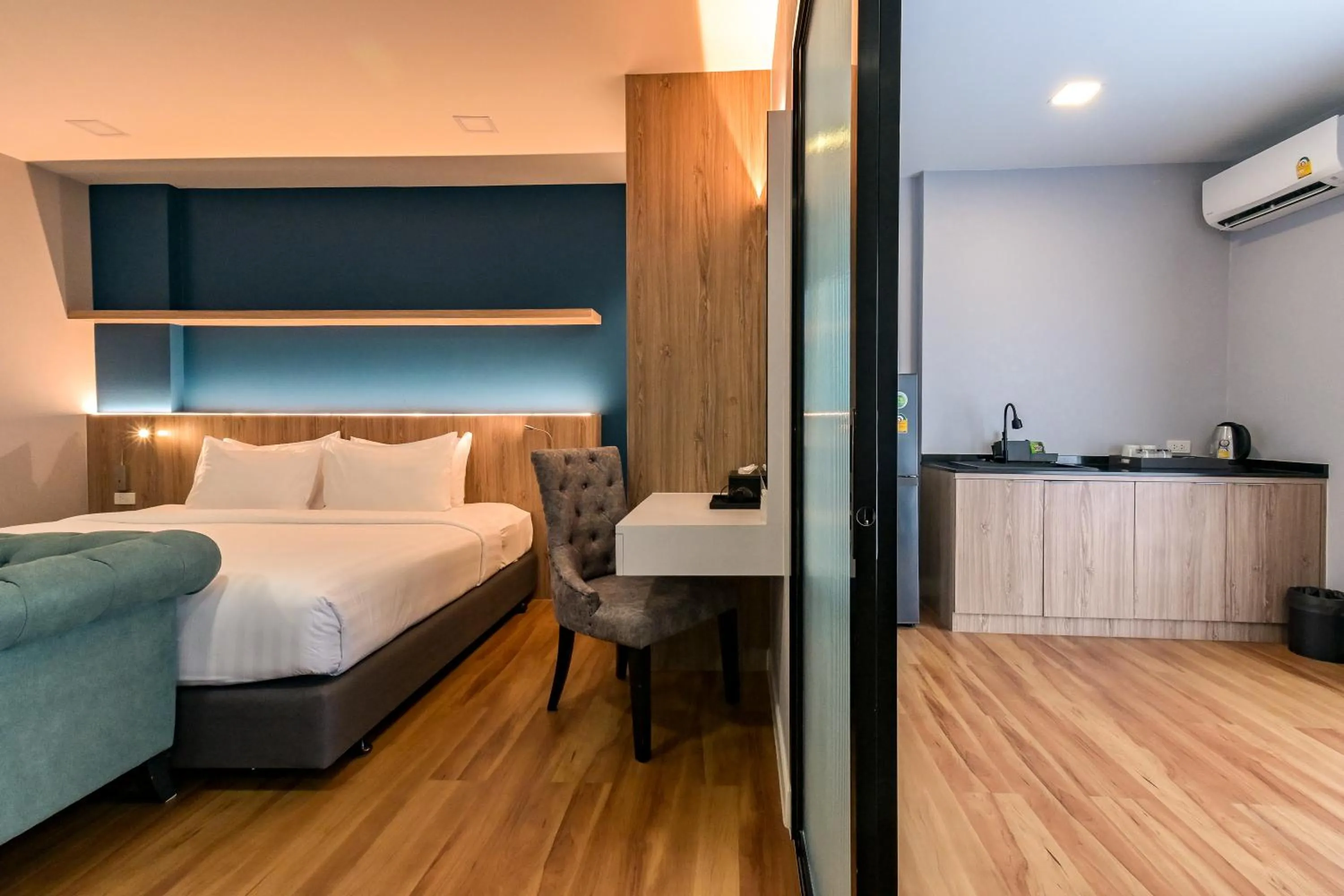 Photo of the whole room, Bed in Shewin de Bangkok