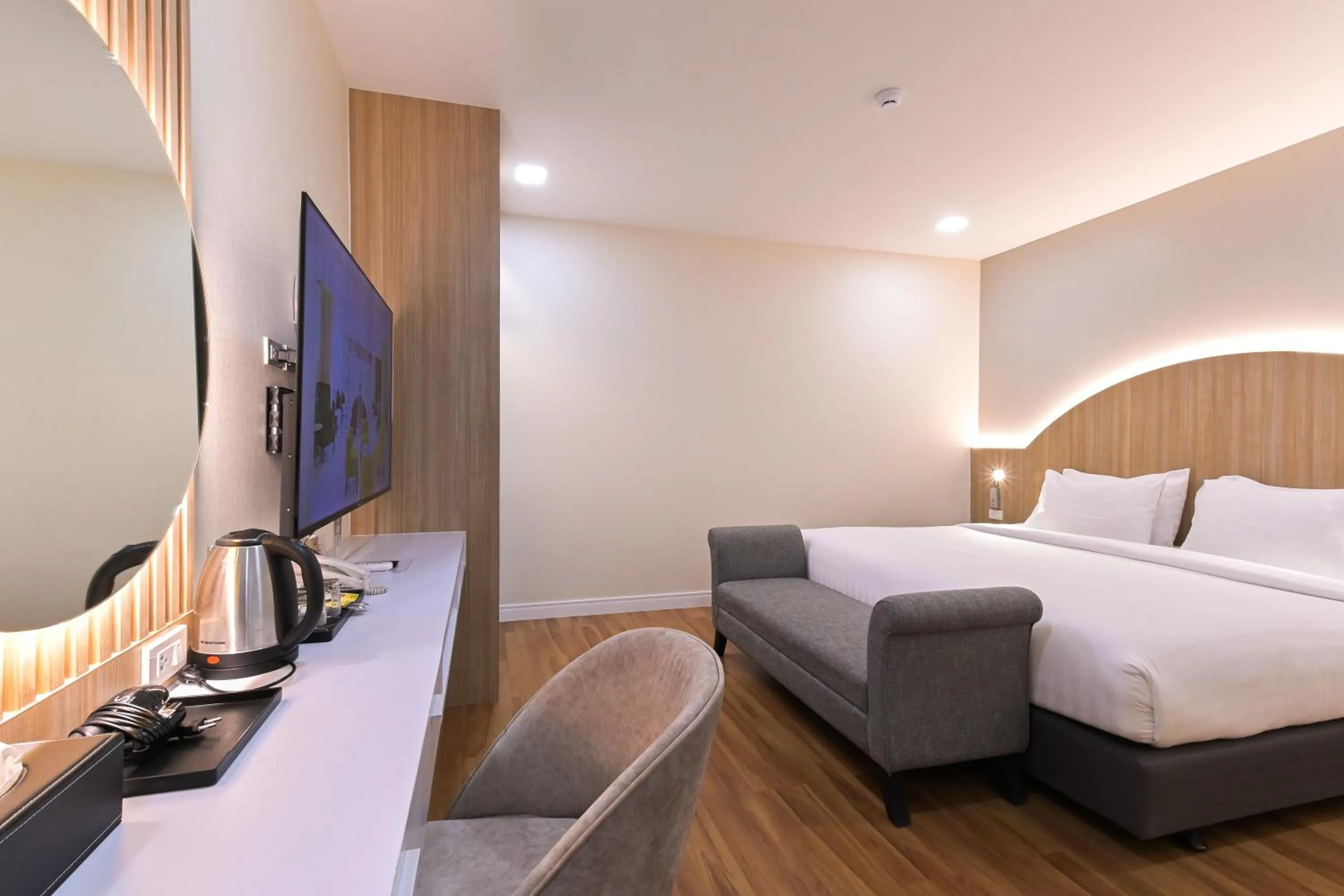 Photo of the whole room, Bed in Shewin de Bangkok