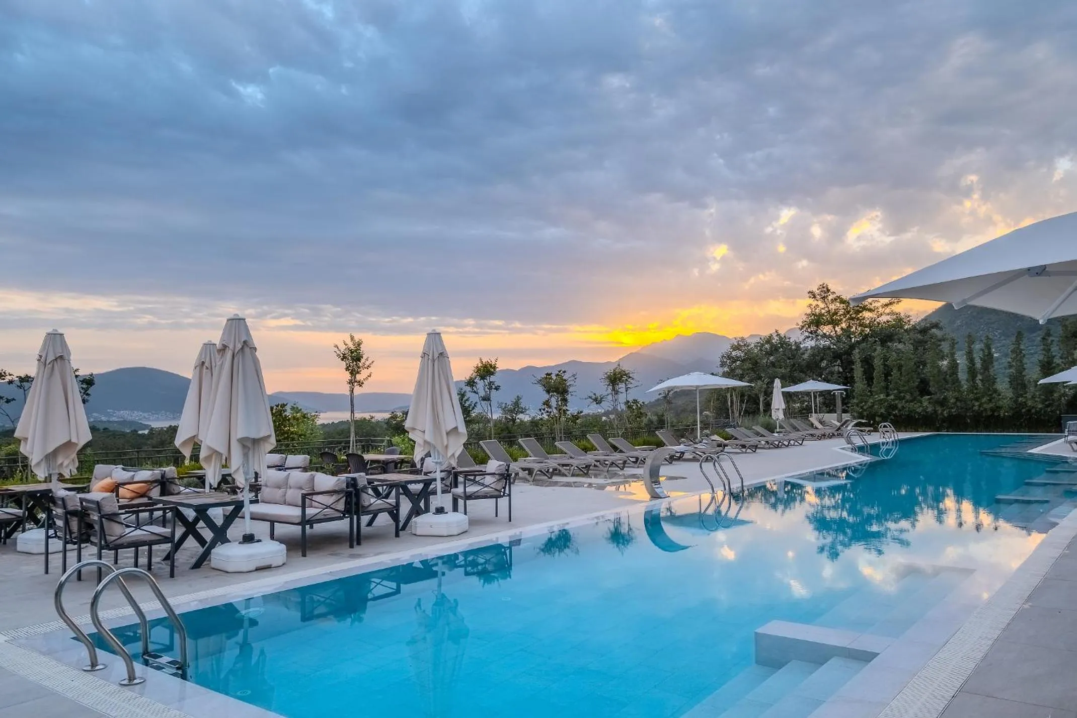 Swimming pool in Montenegro Lodge