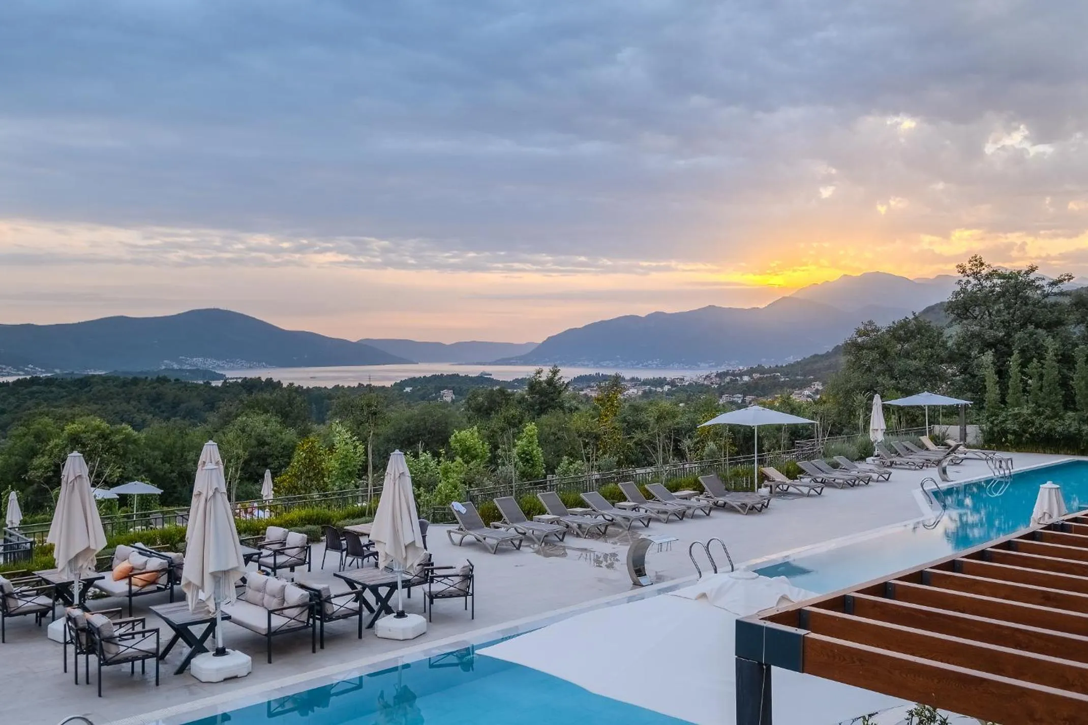 Swimming pool in Montenegro Lodge