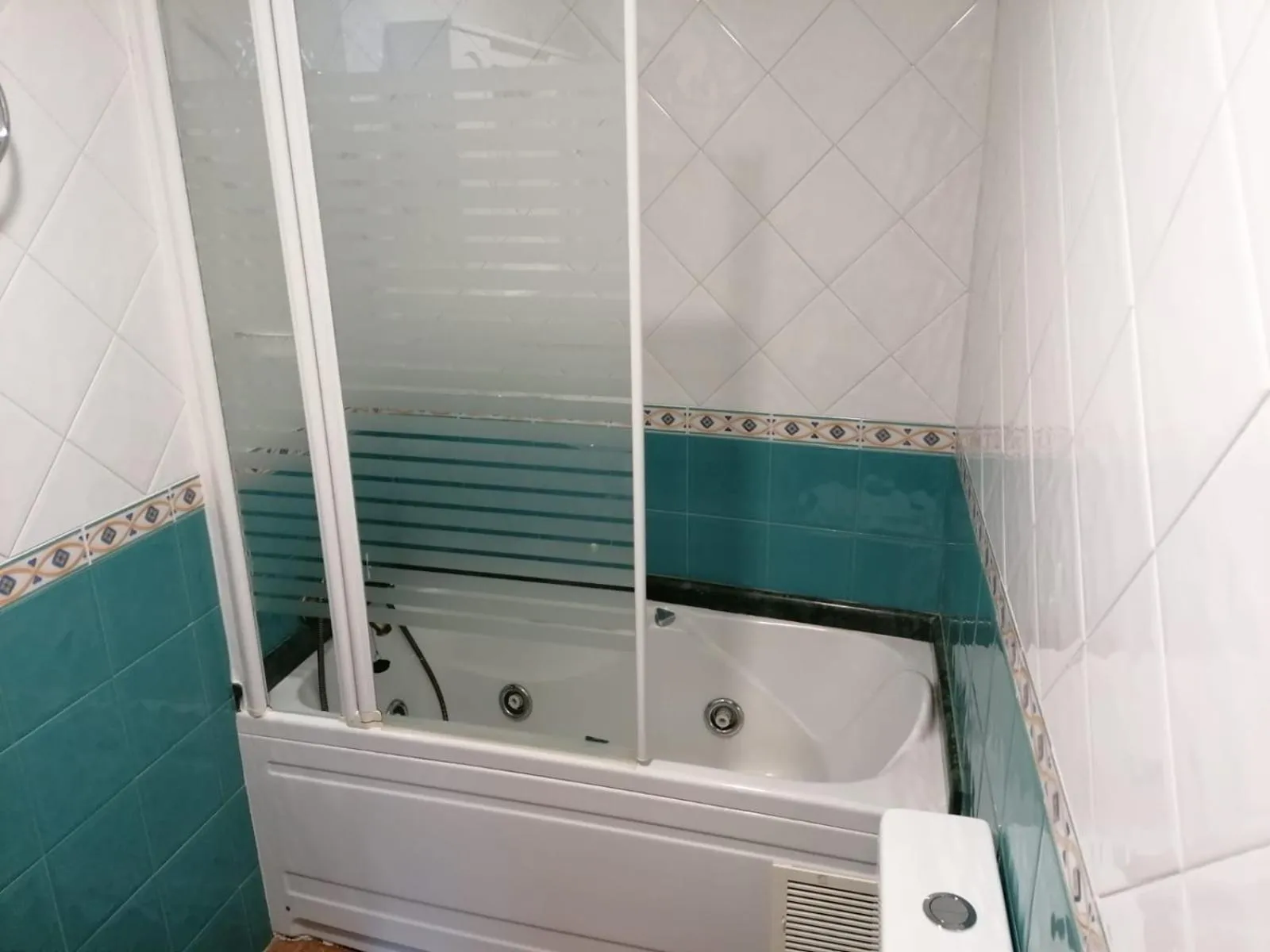 Bathroom in Hello Astur Green