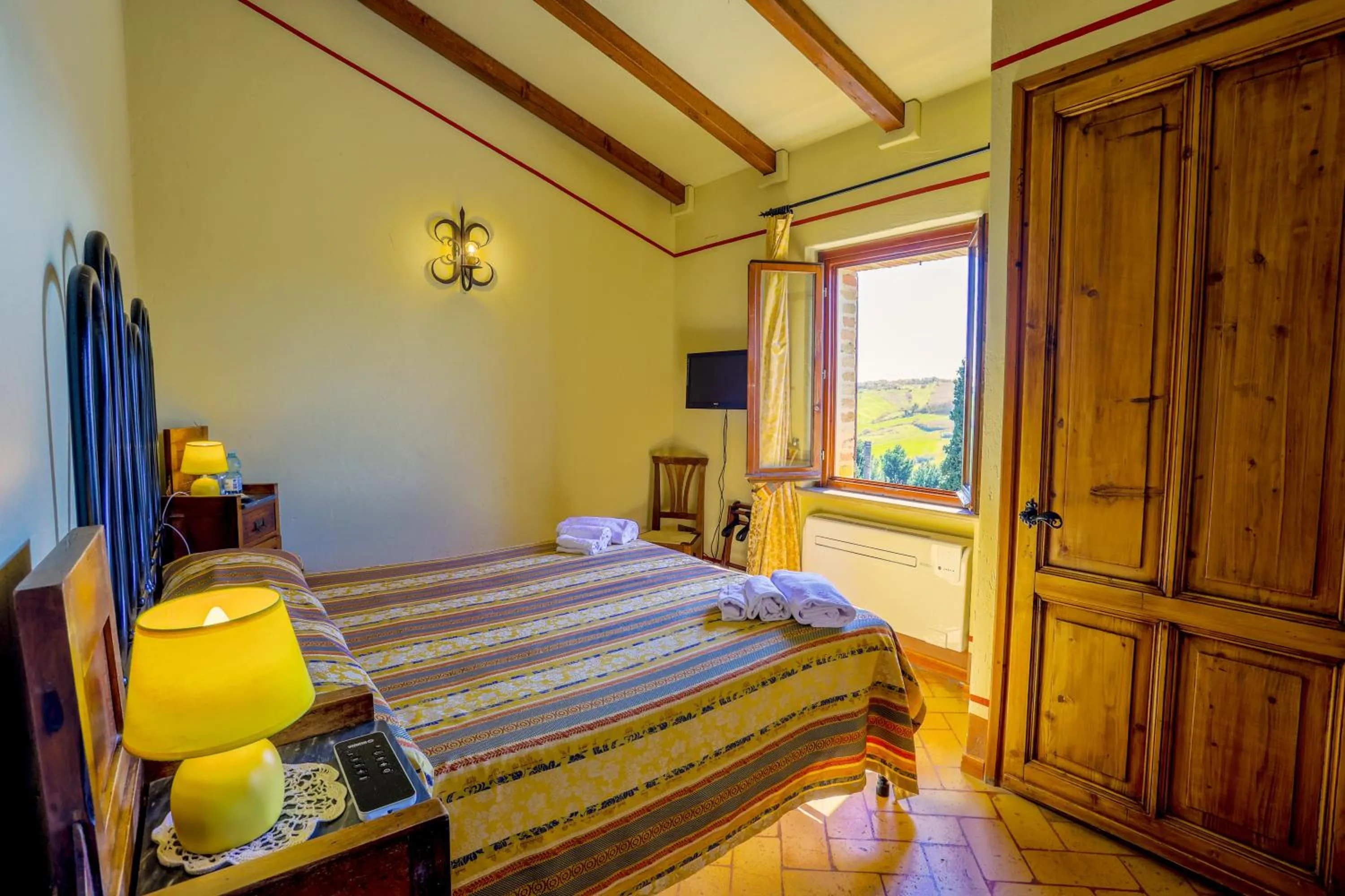 Bedroom, Bed in Albergo Diffuso Borgo Montemaggiore