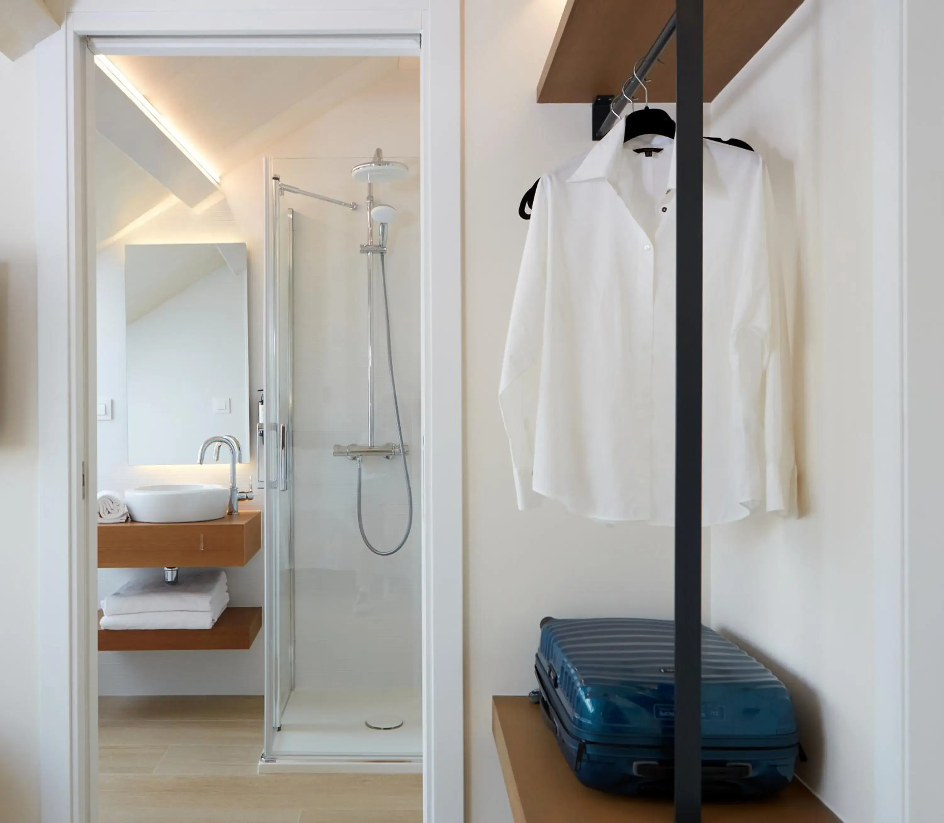 Twin Room with Bathroom in Hotel Trina 20 Twin Room with Bathroom in Hotel Trina 20