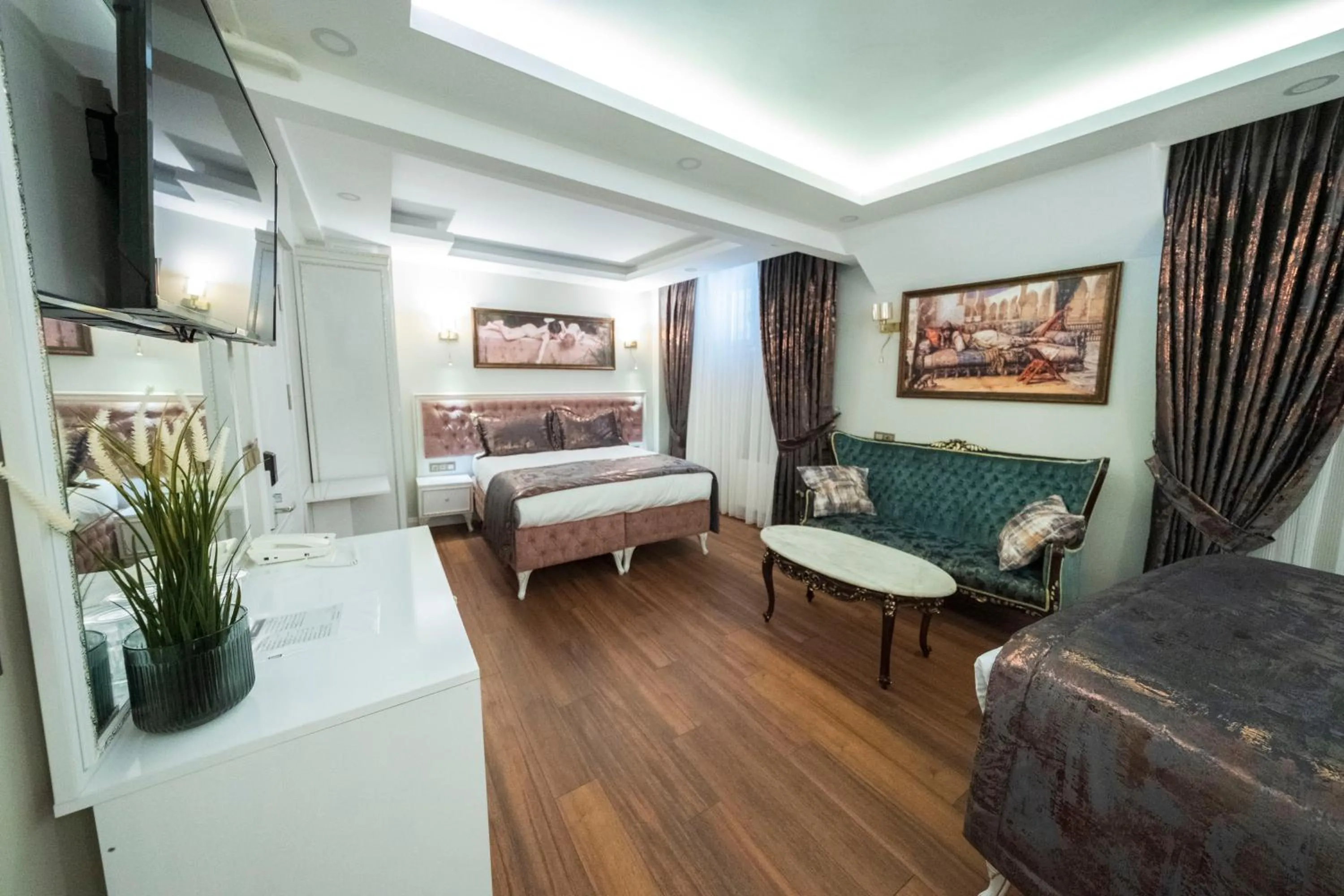 Bed in Solomon's Mansion Hotel Istanbul