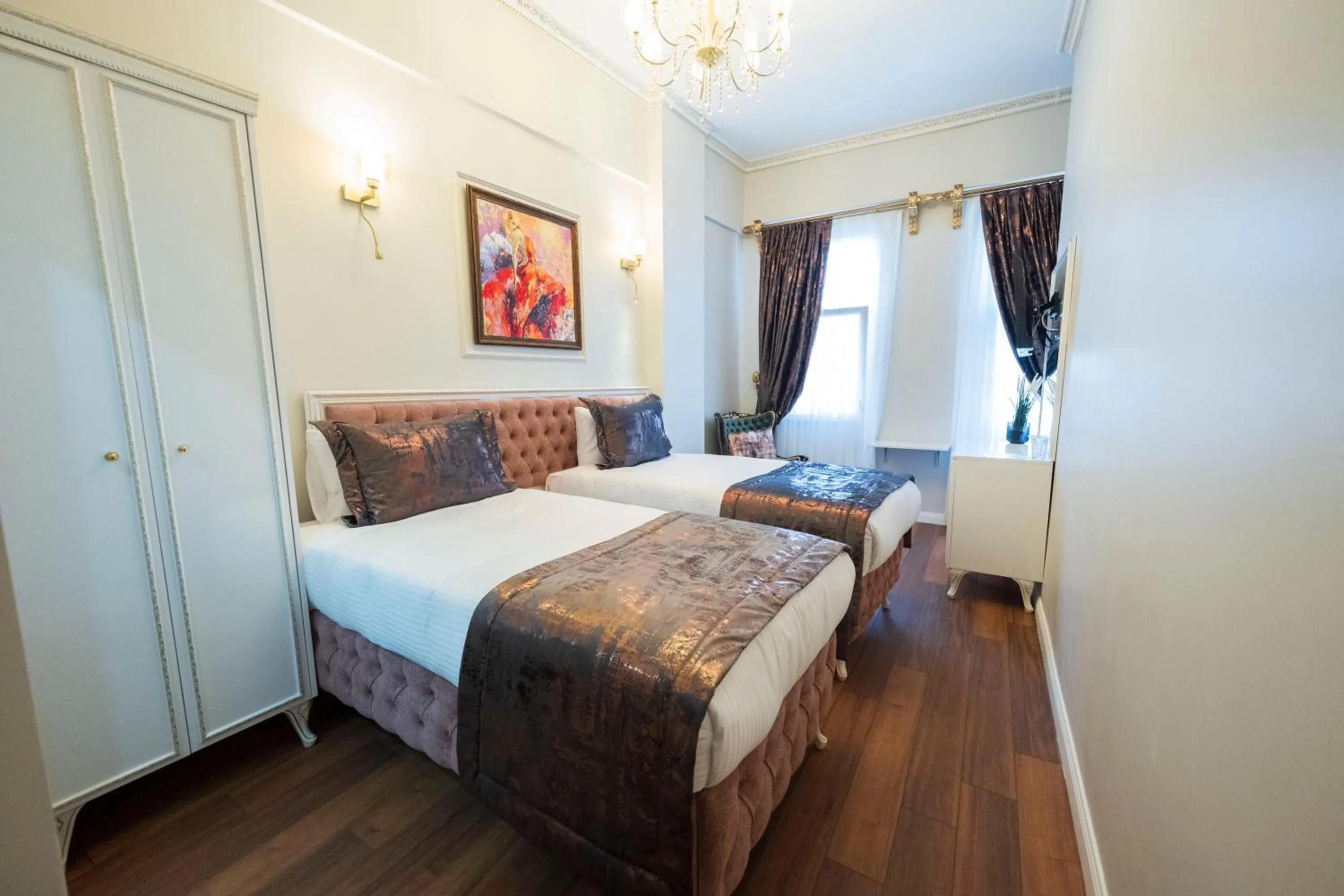 Bed in Solomon's Mansion Hotel Istanbul