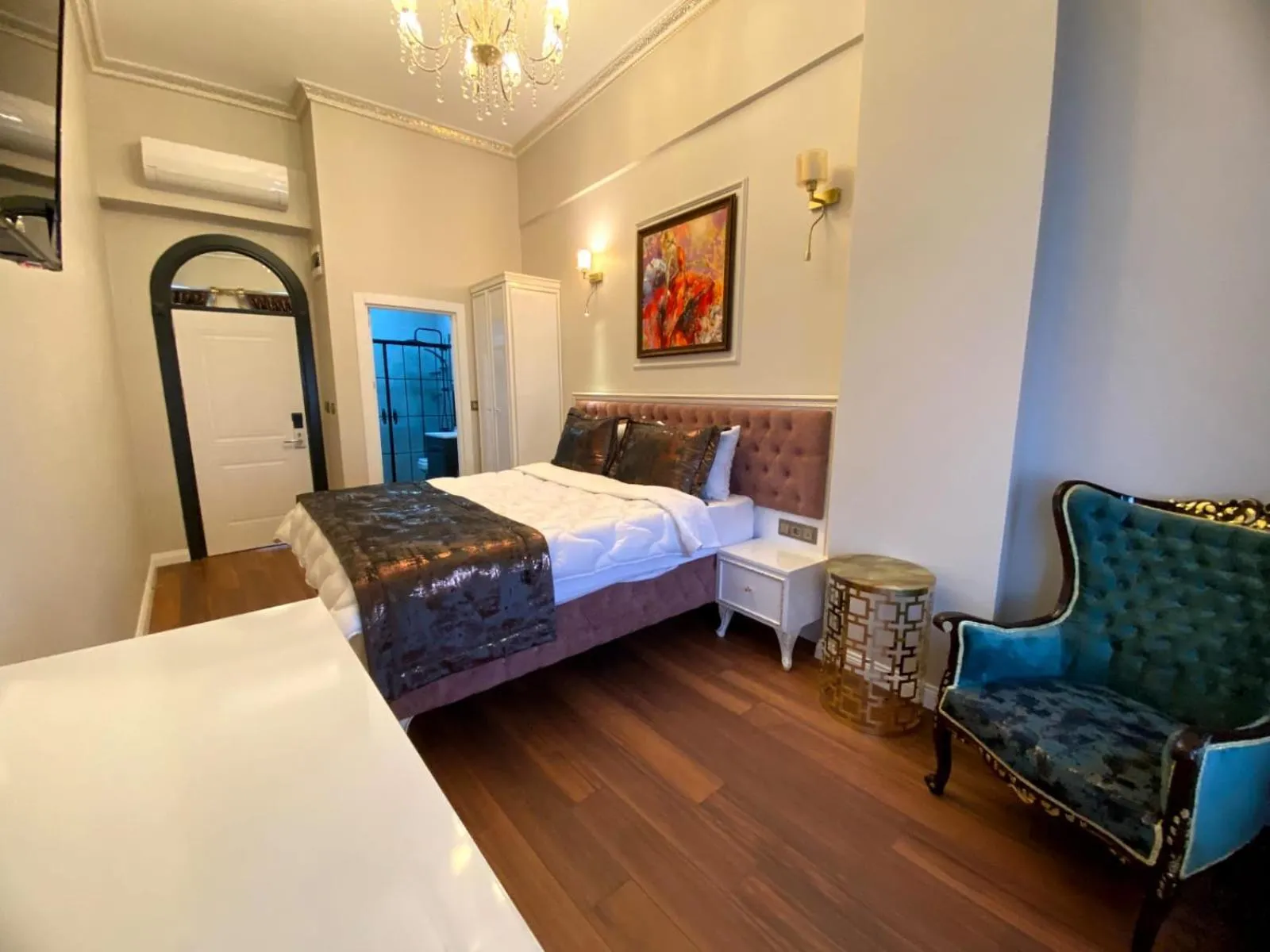 Bed in Solomon's Mansion Hotel Istanbul